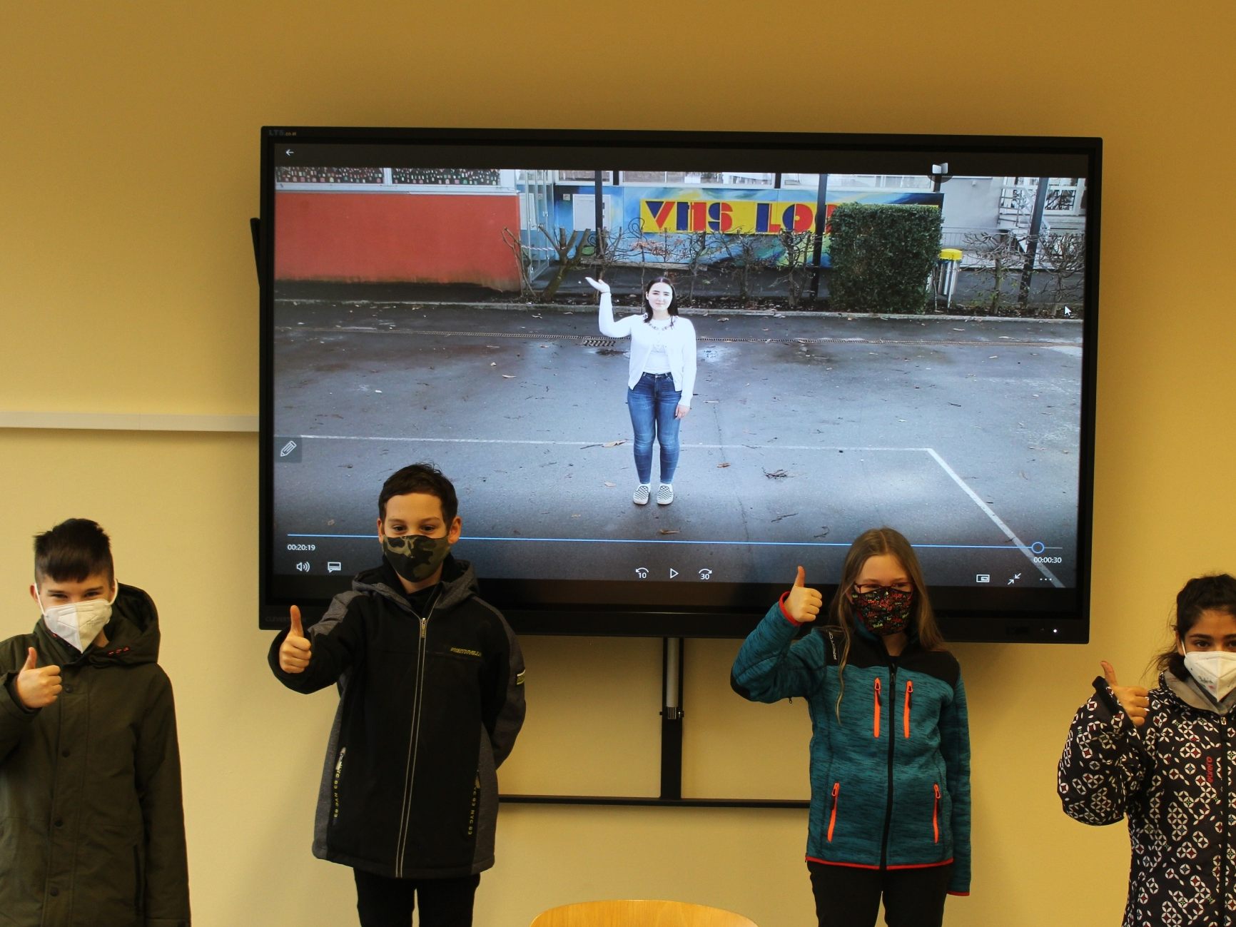 Werbung für die Mittelschule Lochau mit einem sehenswerten Video über die „Schule im Ort“, abrufbar auf der Homepage der Schule unter www.ms-lochau.vobs.at Werbung für die Mittelschule Lochau mit einem sehenswerten Video über die „Schule im Ort“, abrufbar auf der Homepage der Schule unter www.ms-lochau.vobs.at