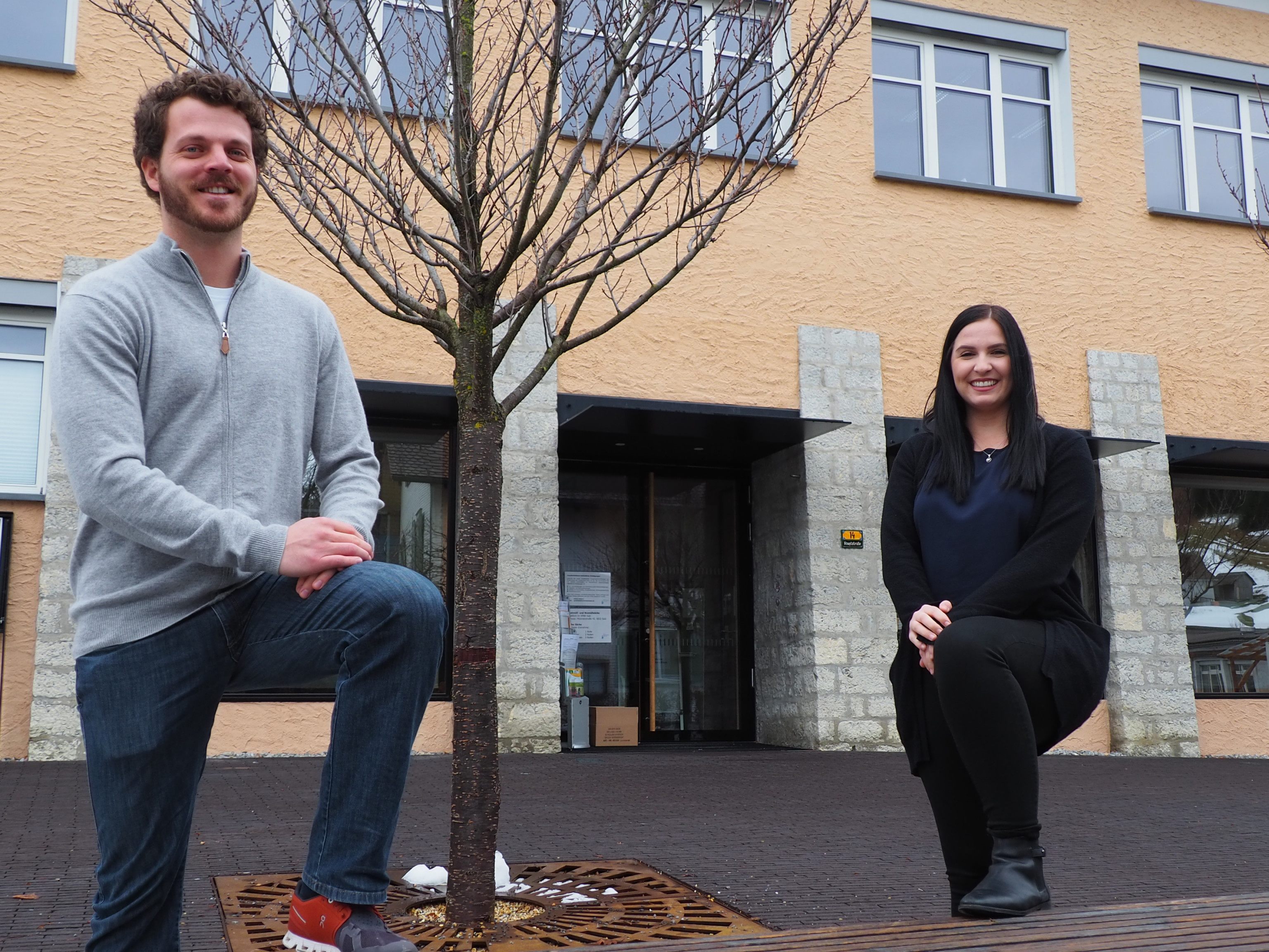 Philipp Schöch und Sandra Kaufmann vor dem Gemeindeamt Philipp Schöch und Sandra Kaufmann vor dem Gemeindeamt