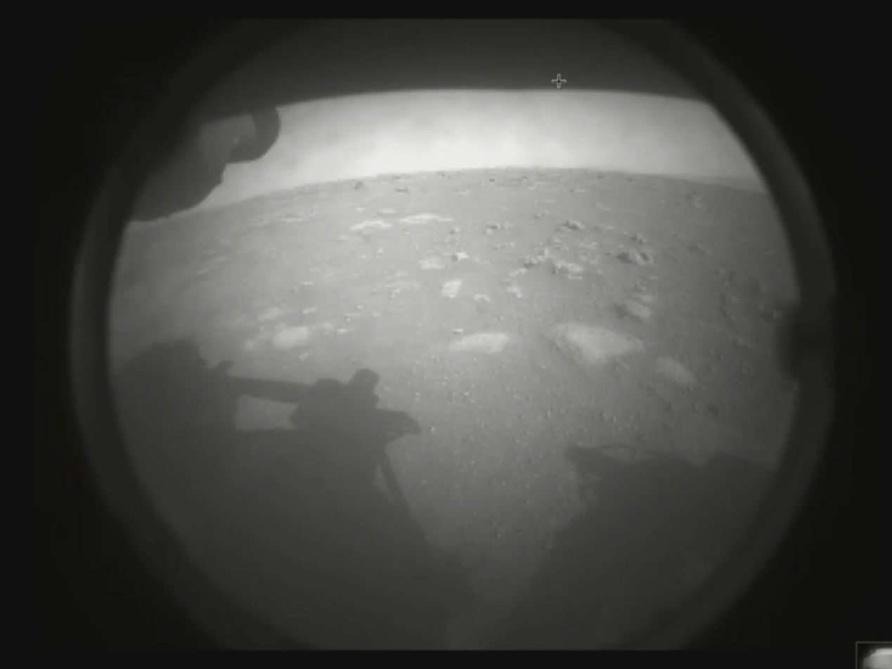Das erste Bild, das der Rover "Perseverance" vom Mars geschickt hat.