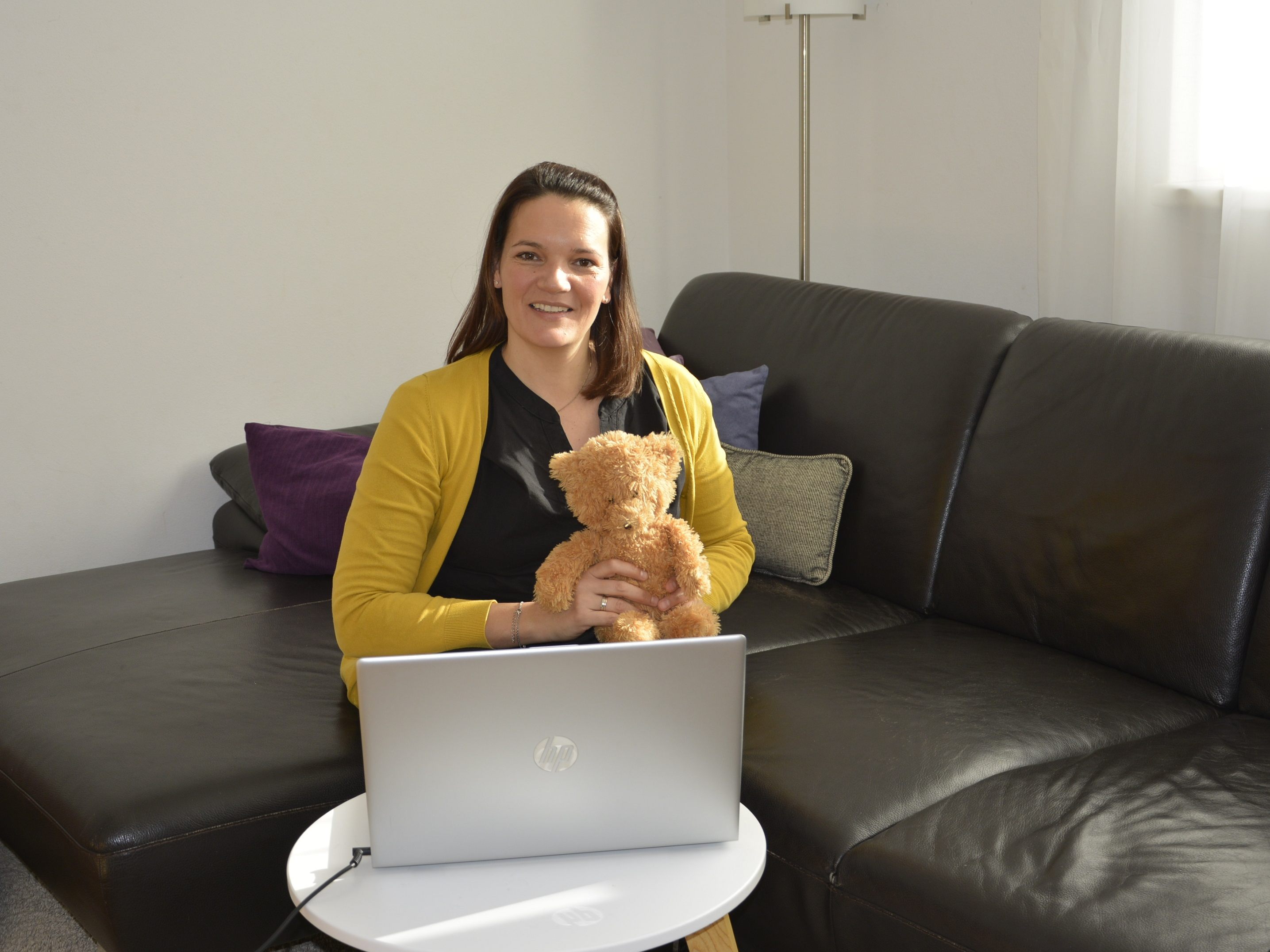 Franziska Fussenegger-Kneifel koordiniert die Purzelbaum Eltern-Kind-Treffen. Für die Online-Übertragung kam die Begrüßung aus ihrem Wohnzimmer.