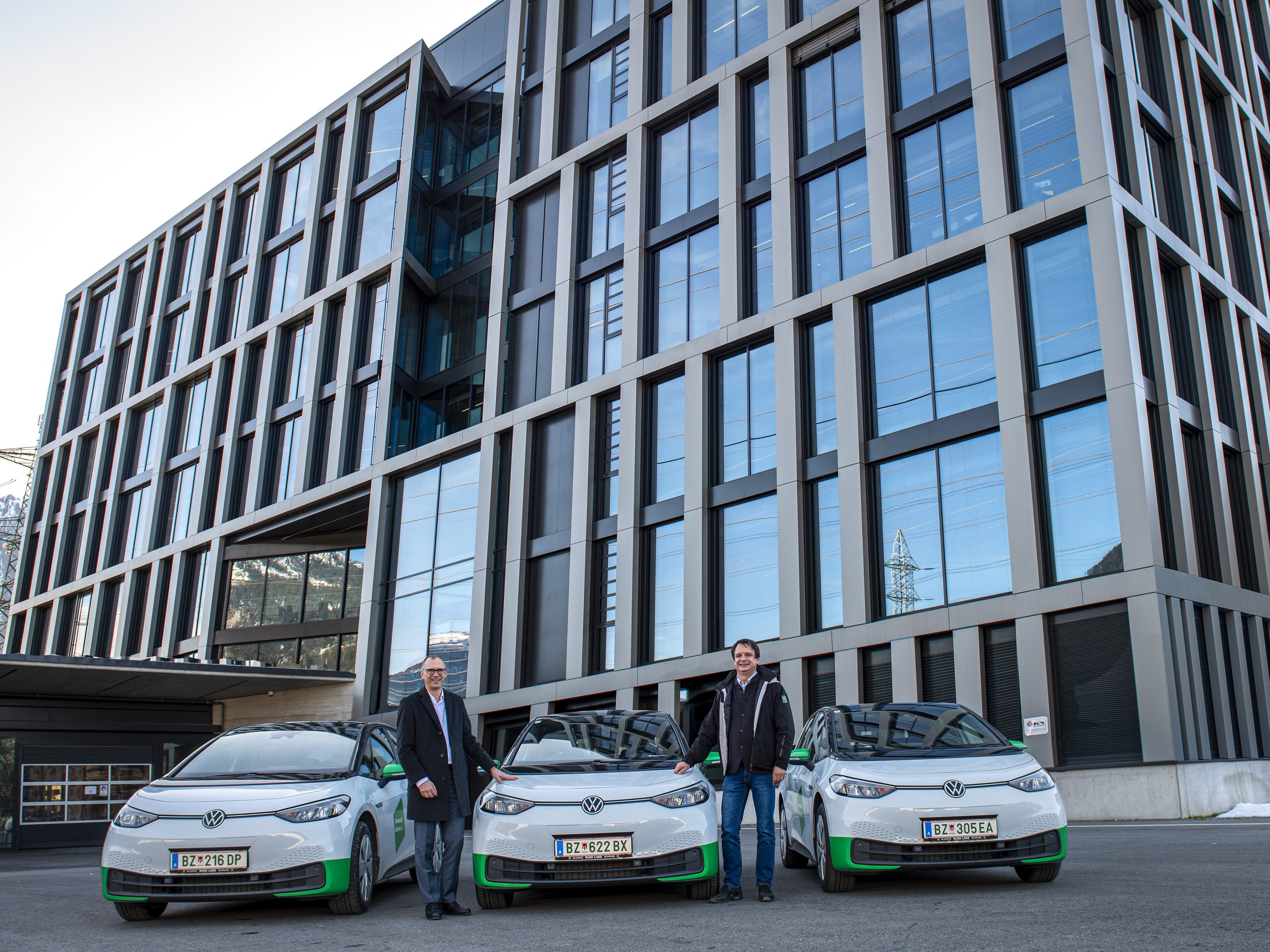 Rudi Lins (l.) und Philipp Tomaselli (r.) präsentieren die neuen VW ID.3