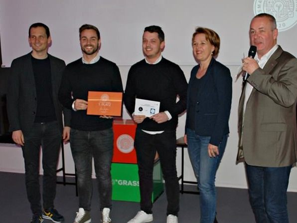 Die Sieger 2020: Benjamin Amann und Maximilian Freitag im Bild mit Stadtrat Julian Fässler (l.), Bürgermeisterin Andrea Kaufmann und Christian Anselmi (r.).