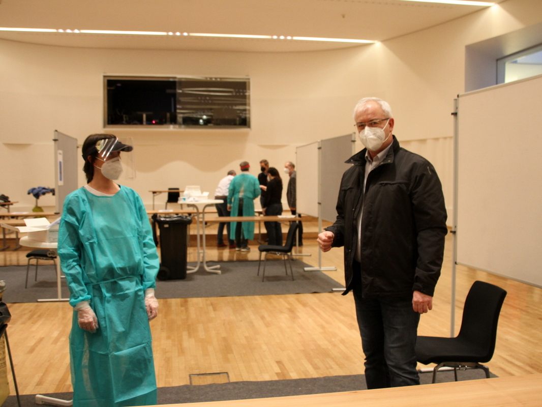 Nancy Schumann und Gemeindearzt Arno Trplan