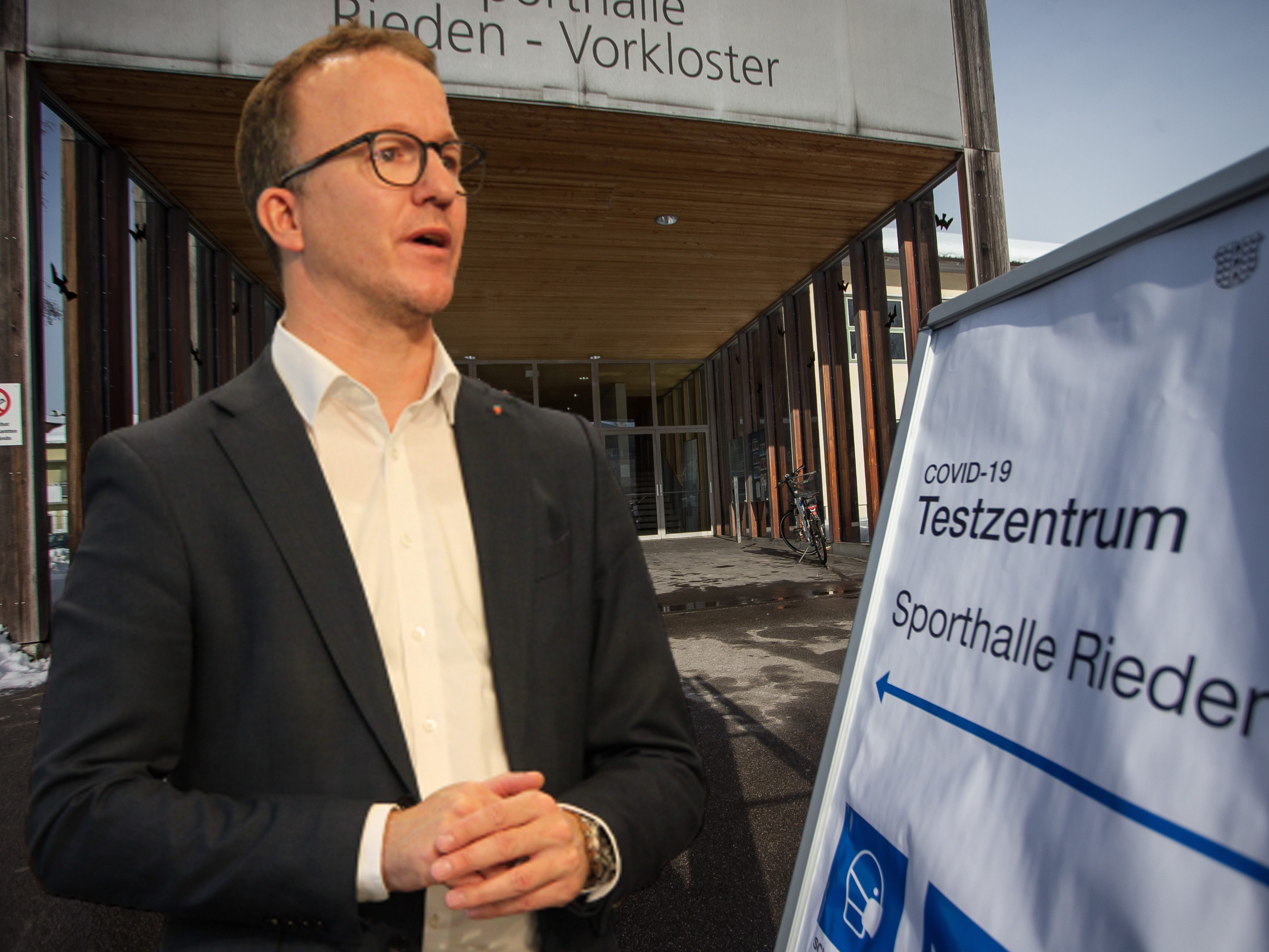 Ab Montag verfüge man über 50.000 Testplätze pro Woche. Ab Montag verfüge man über 50.000 Testplätze pro Woche.