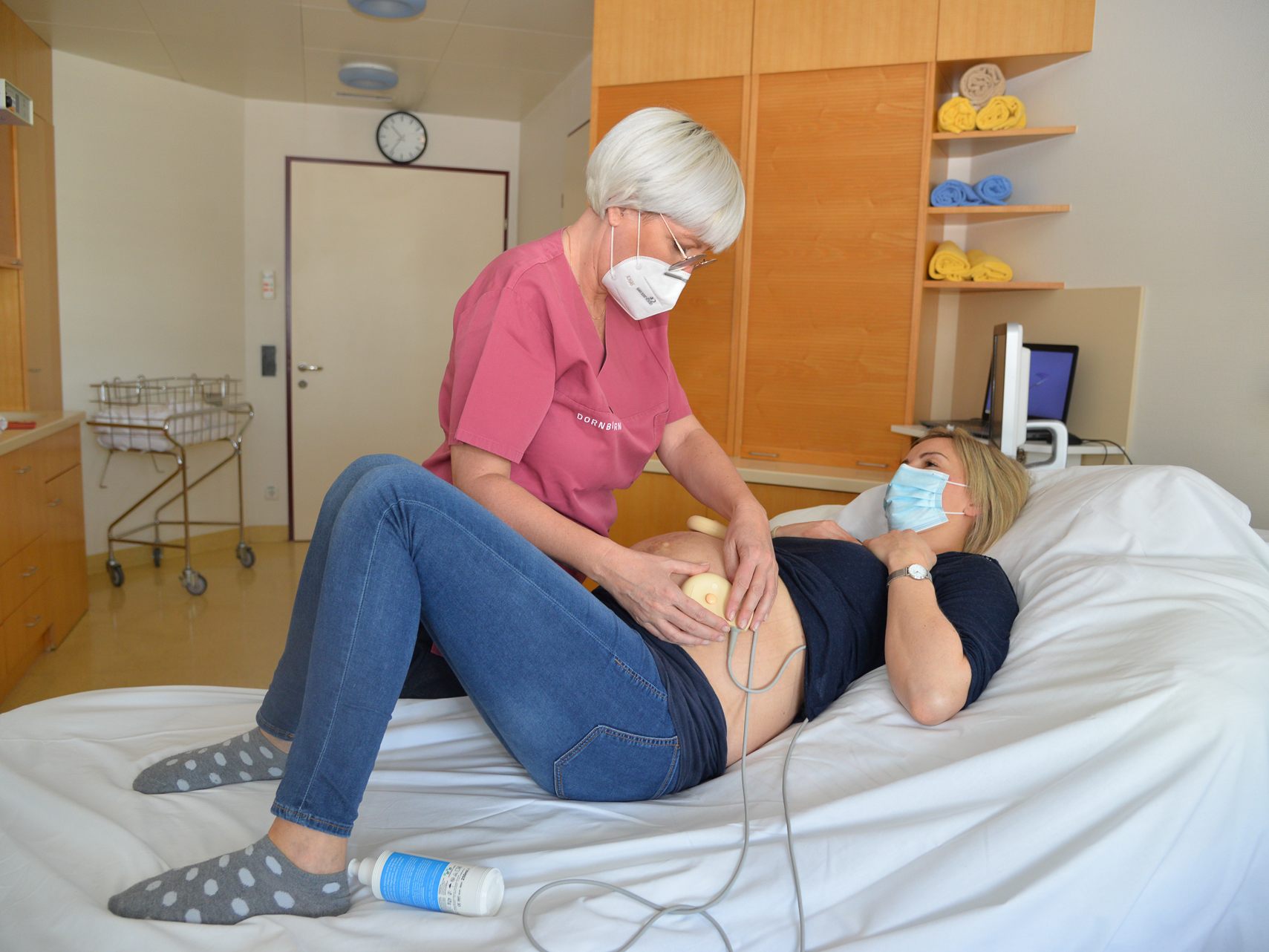 Hebamme Petra Kornexl und ihr Team ermöglichen den Gebärenden im Krankenhaus Dornbirn trotz Corona eine möglichst natürliche Geburt.