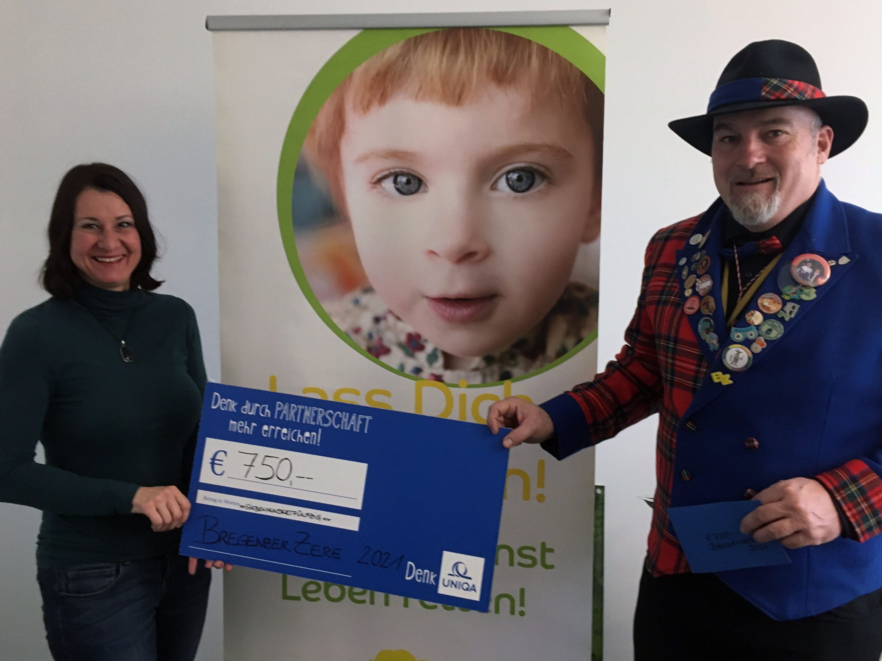 Susanne Marosch und Bernd Jäger bei der Spendenübergabe für den Verein "Geben für Leben". Susanne Marosch und Bernd Jäger bei der Spendenübergabe für den Verein "Geben für Leben".