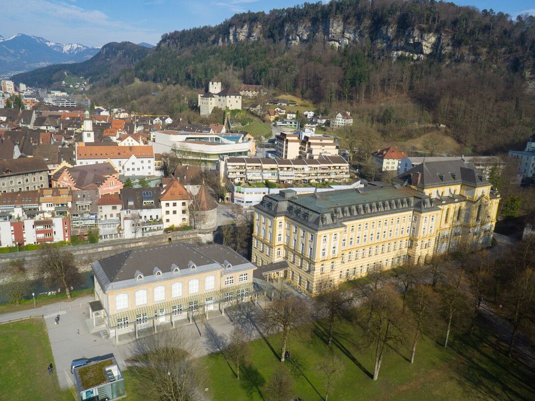 Das Gebäude des Landeskonservatoriums ist die einstige Stella Matutina in Feldkirch. Im Hintergrund sind das Montforthaus und die Schattenburg zu sehen.