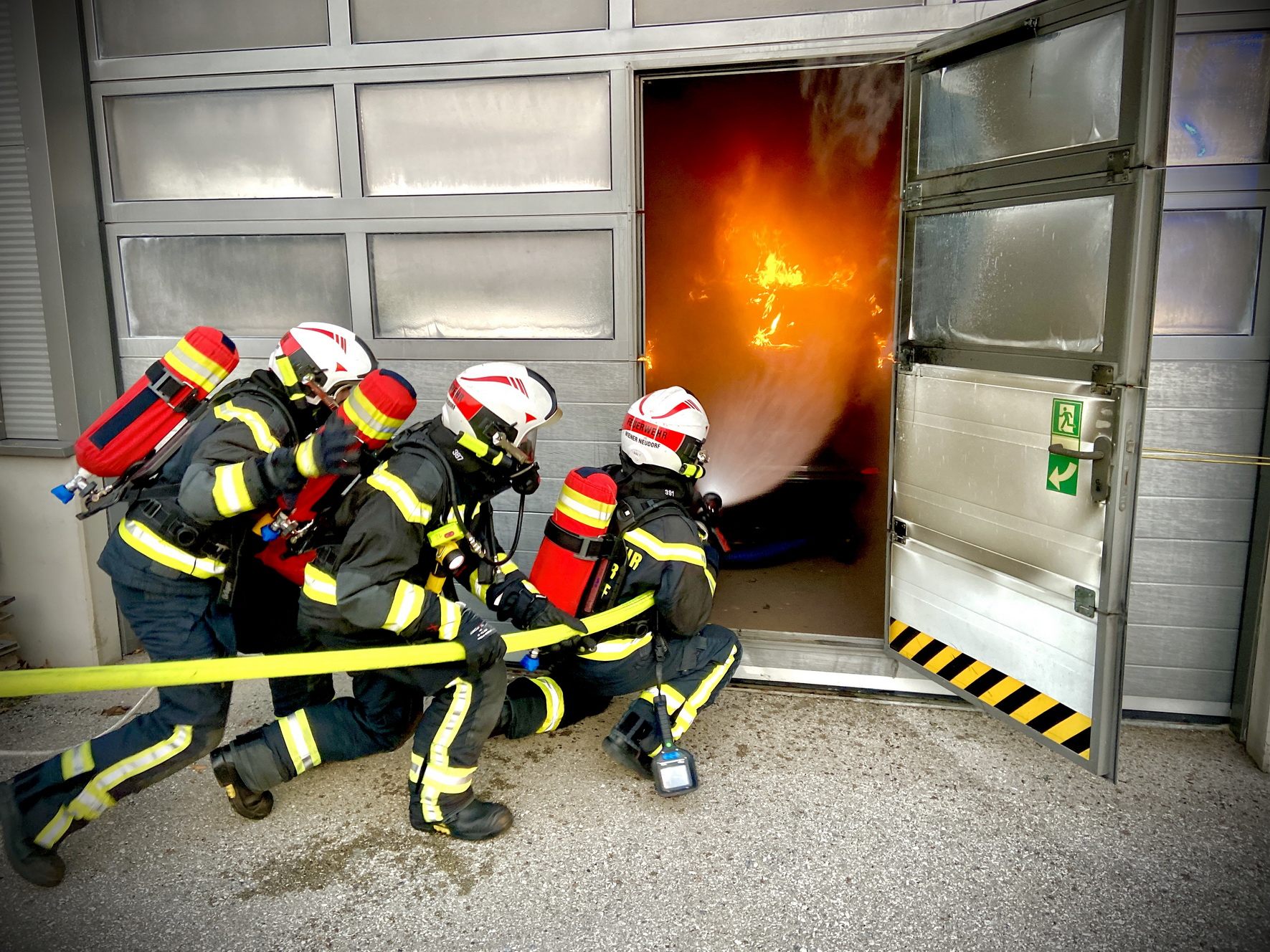 Zum Glück waren Werkstatt und Feuerwehr in derselben Nachbarschaft. Zum Glück waren Werkstatt und Feuerwehr in derselben Nachbarschaft.