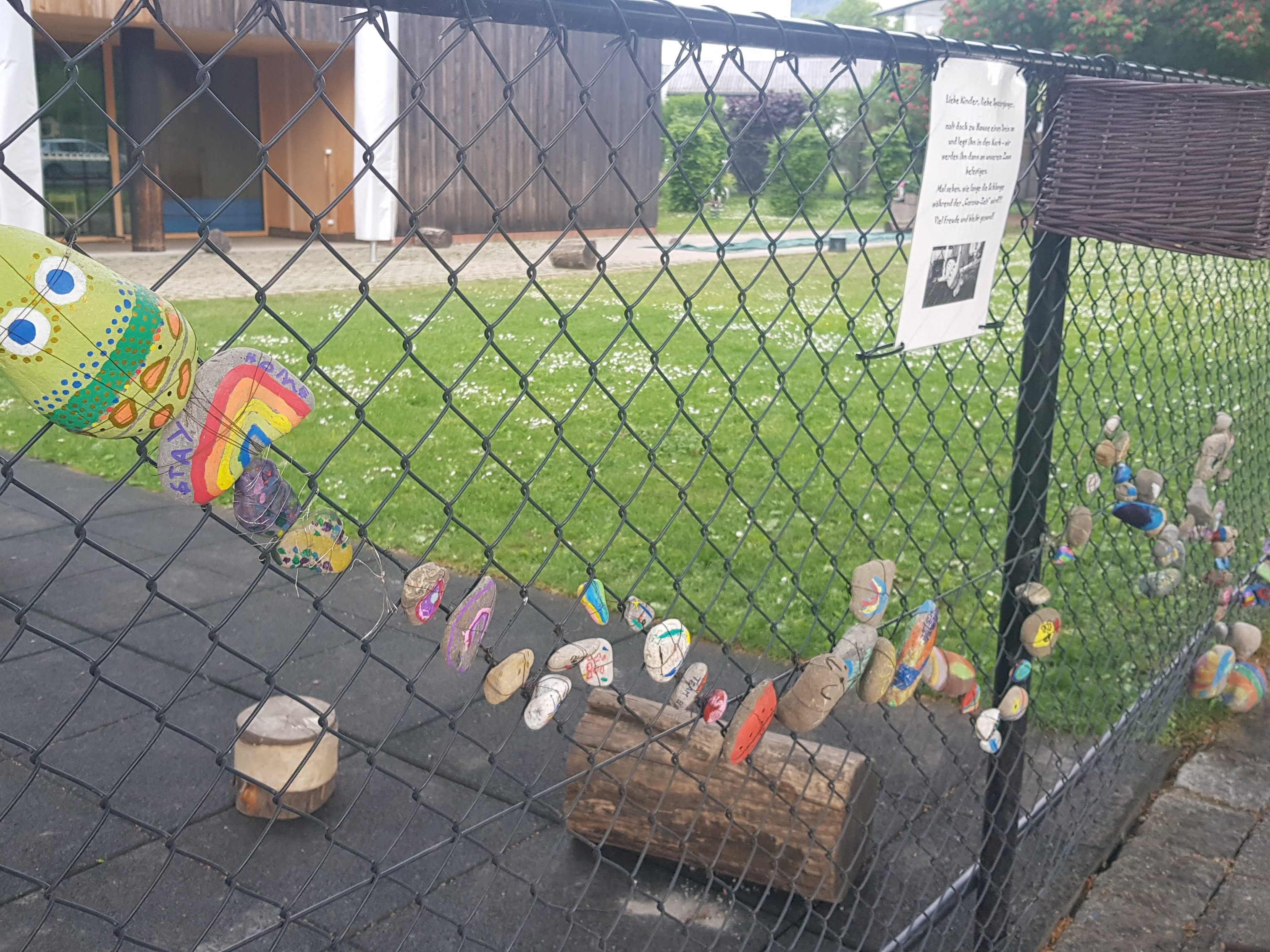 Am Gartenzaun des Familientreffpunkts Hatlerdorf schlängelt sich die Corona-Schlange, die Eltern mit ihren Kindern aus individuell bemalten Steinen gestaltet haben. Am Gartenzaun des Familientreffpunkts Hatlerdorf schlängelt sich die Corona-Schlange, die Eltern mit ihren Kindern aus individuell bemalten Steinen gestaltet haben.