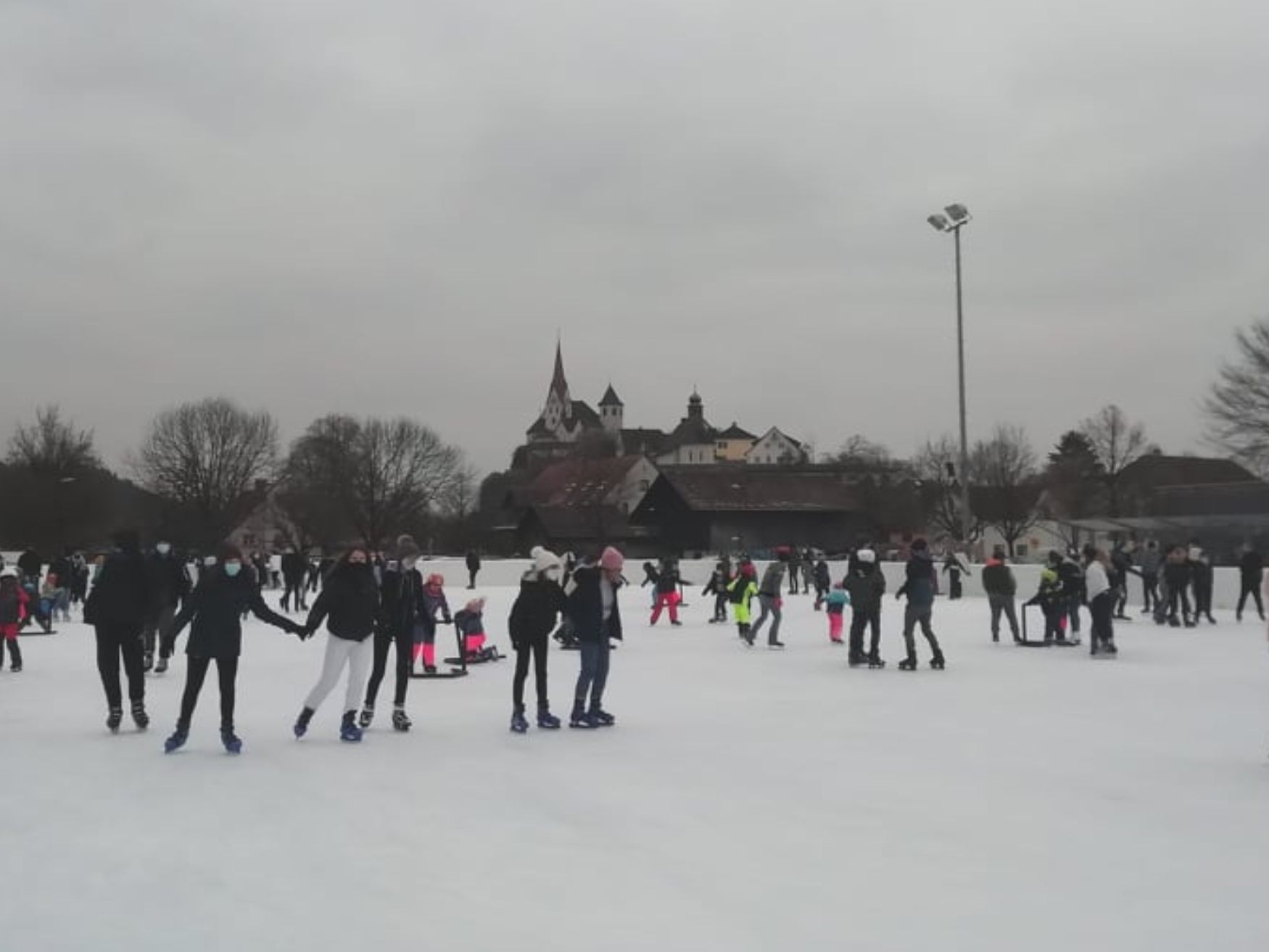 Ab sofort dürfen sich nur noch 90 Personen auf der Eisbahn in Rankweil aufhalten