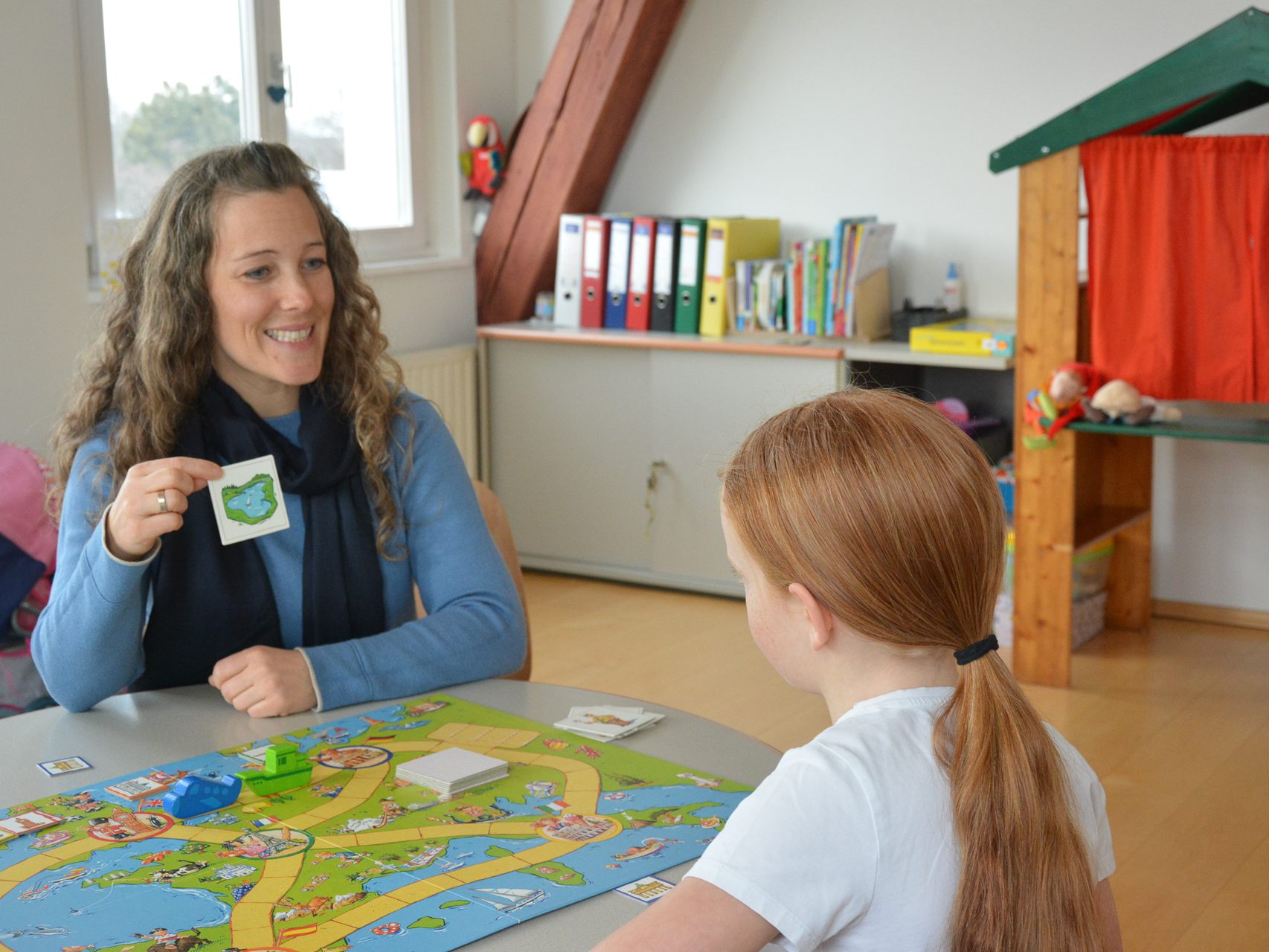 Spielerisch behandelt die Logopädin Sabine Ritter Sprech- und Sprachprobleme bei den Kindern. Die Sprache ist für sie ein Tür-Öffner zur Gesellschaft.
