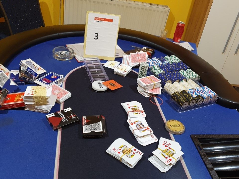 Geräte, Pokertische und Cashcenter mit 5.000 Euro beschlagnahmt. Geräte, Pokertische und Cashcenter mit 5.000 Euro beschlagnahmt.