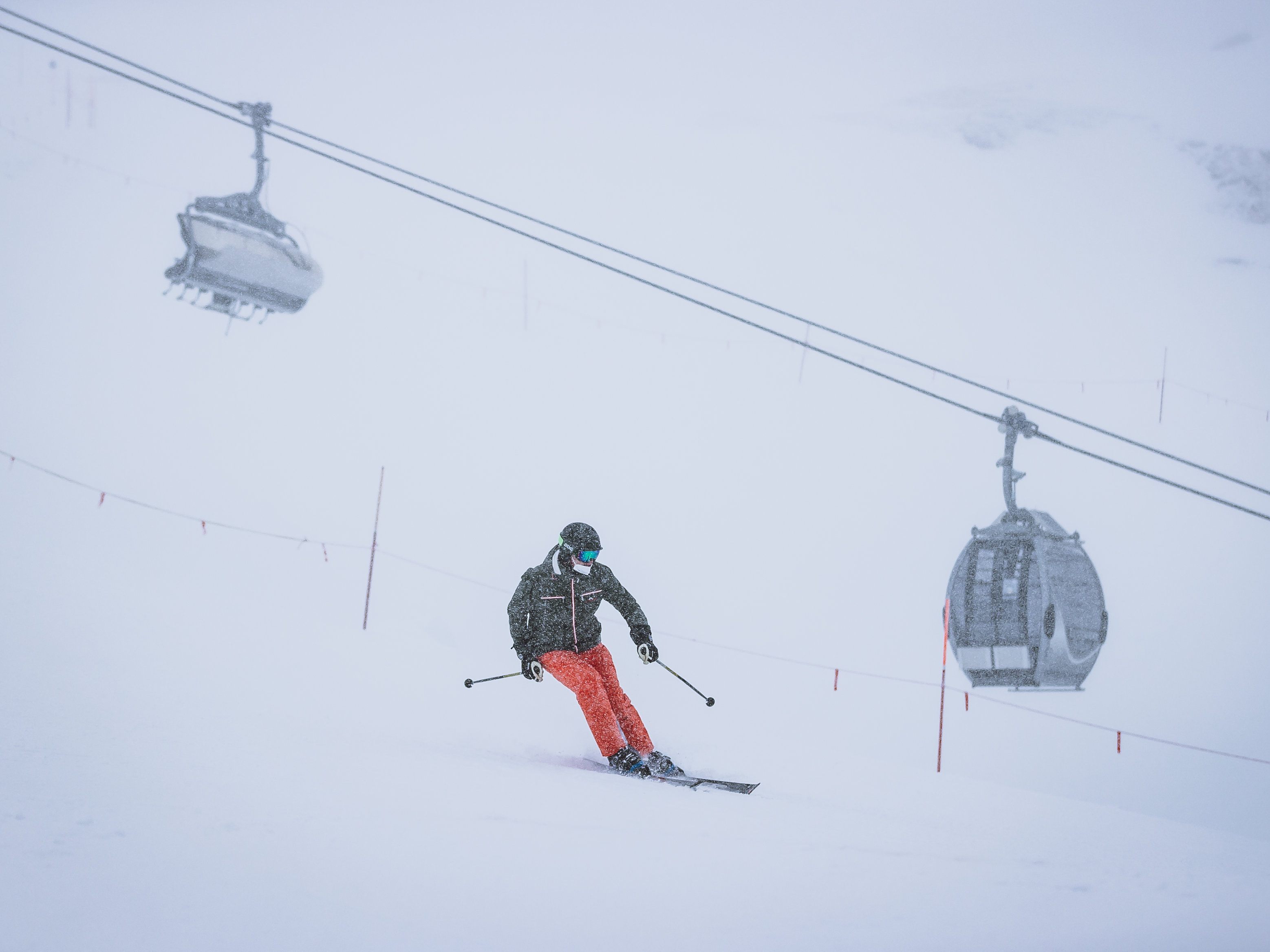 Skifahren ist trotz der Coronapandemie ein beliebter Zeitvertreib.