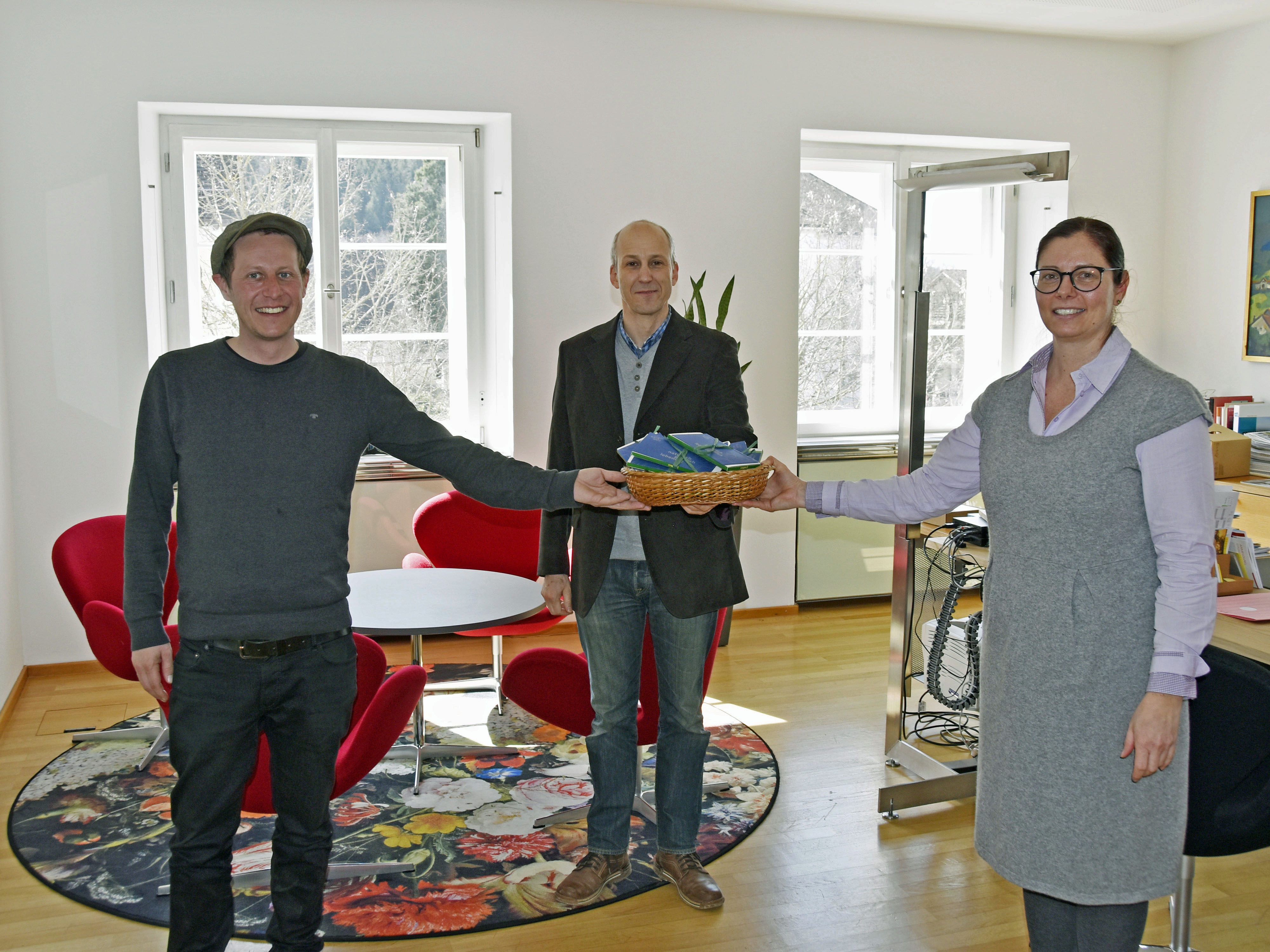Claudio Herburger vom Bürgerservice Rankweil und Bürgermeisterin Katharina Wöß-Krall bedanken sich bei Stefan Jarau für die Ausarbeitung der Unterrichtsmaterialien.