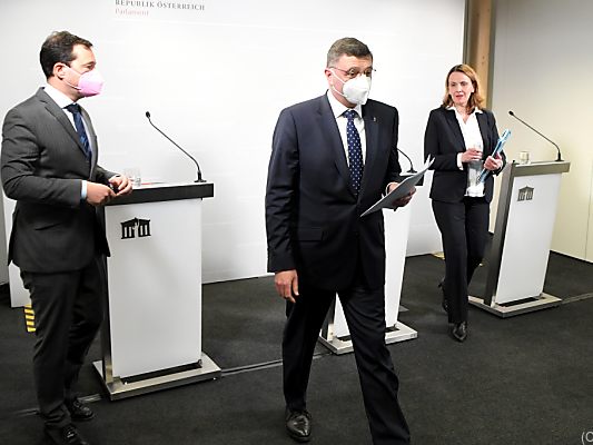 Die Opposition wirft dem Finanzminister Vertuschung vor Die Opposition wirft dem Finanzminister Vertuschung vor