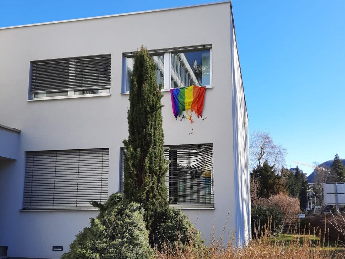 Schon wieder wurde eine Regenbogen-Fahne mutwillig zerstört. Schon wieder wurde eine Regenbogen-Fahne mutwillig zerstört.