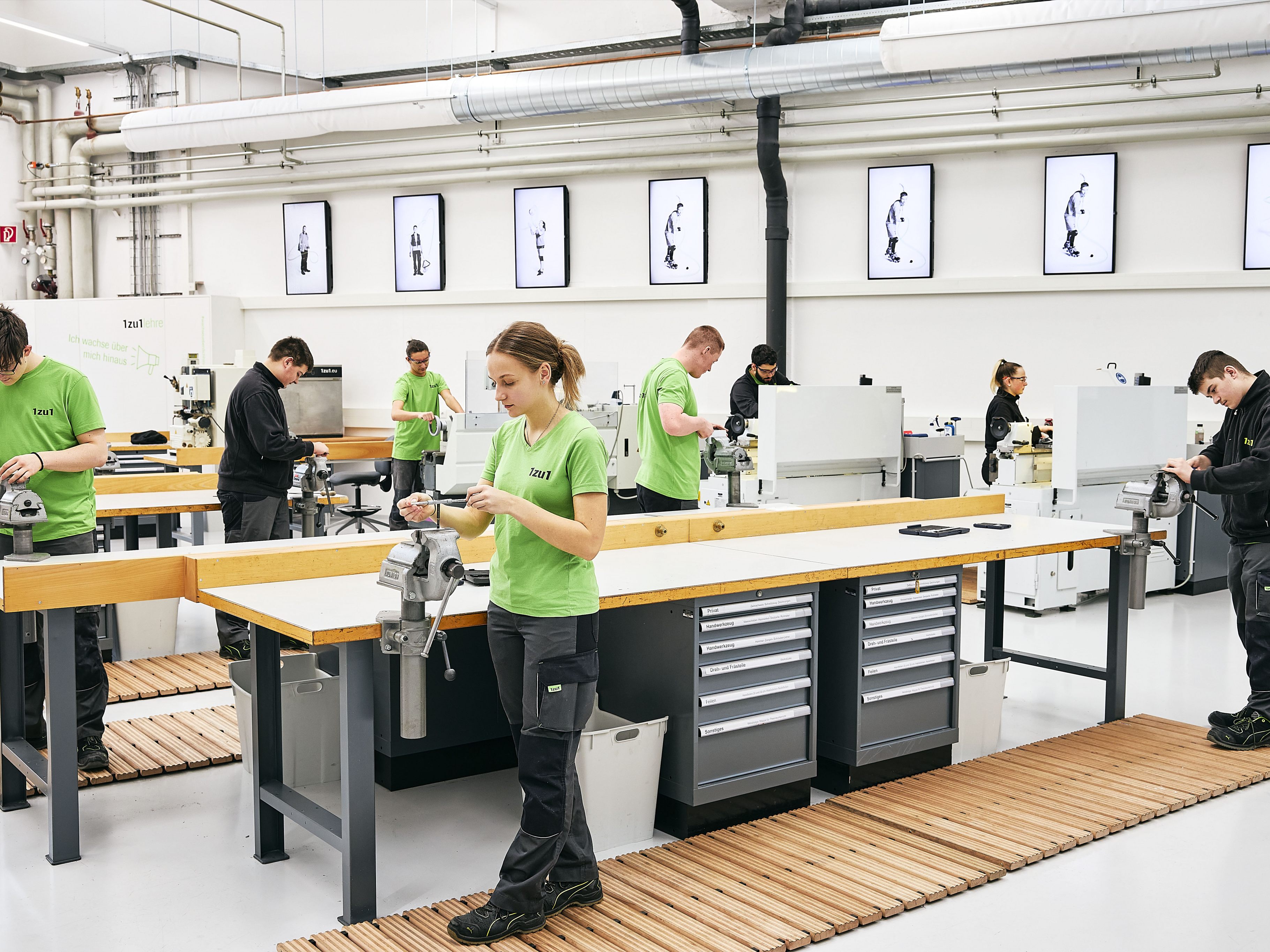 Großes Platzangebot, angenehmes Raumklima, neuestes Werkzeug und stets moderne Maschinen: In der neuen Lehrwerkstatt von 1zu1 herrschen ideale Startbedingungen für eine erfolgreiche Lehre. Großes Platzangebot, angenehmes Raumklima, neuestes Werkzeug und stets moderne Maschinen: In der neuen Lehrwerkstatt von 1zu1 herrschen ideale Startbedingungen für eine erfolgreiche Lehre.