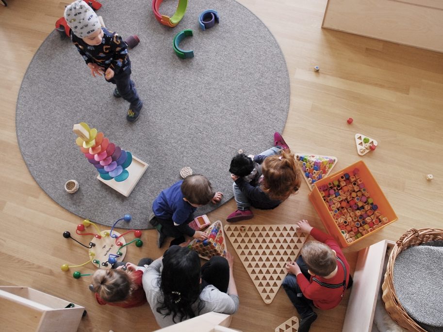 Kinder beim Spielen in der Kleinkindbetreuung in Brederis