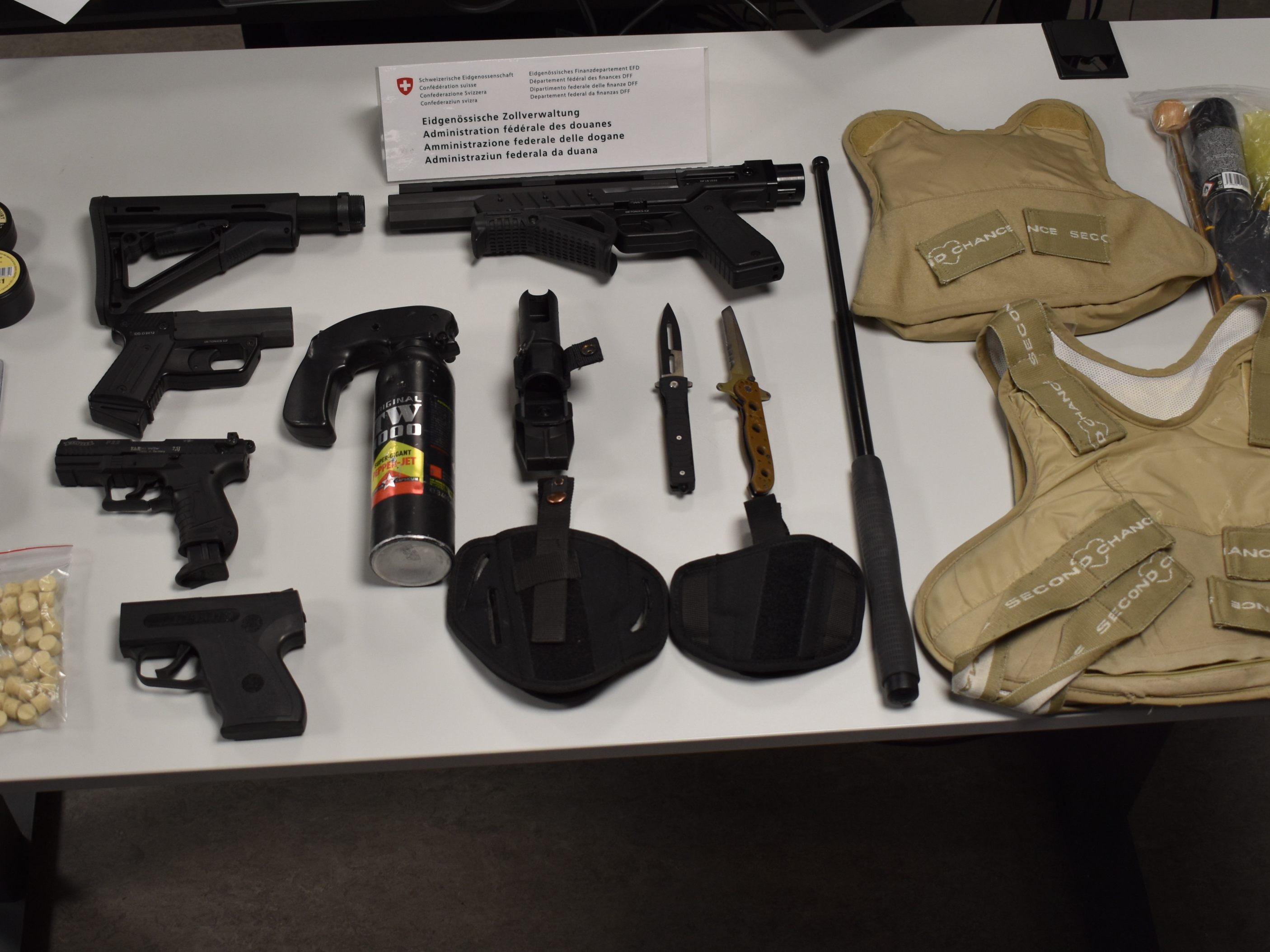 Sichergestellte Waffen und Zubehör.