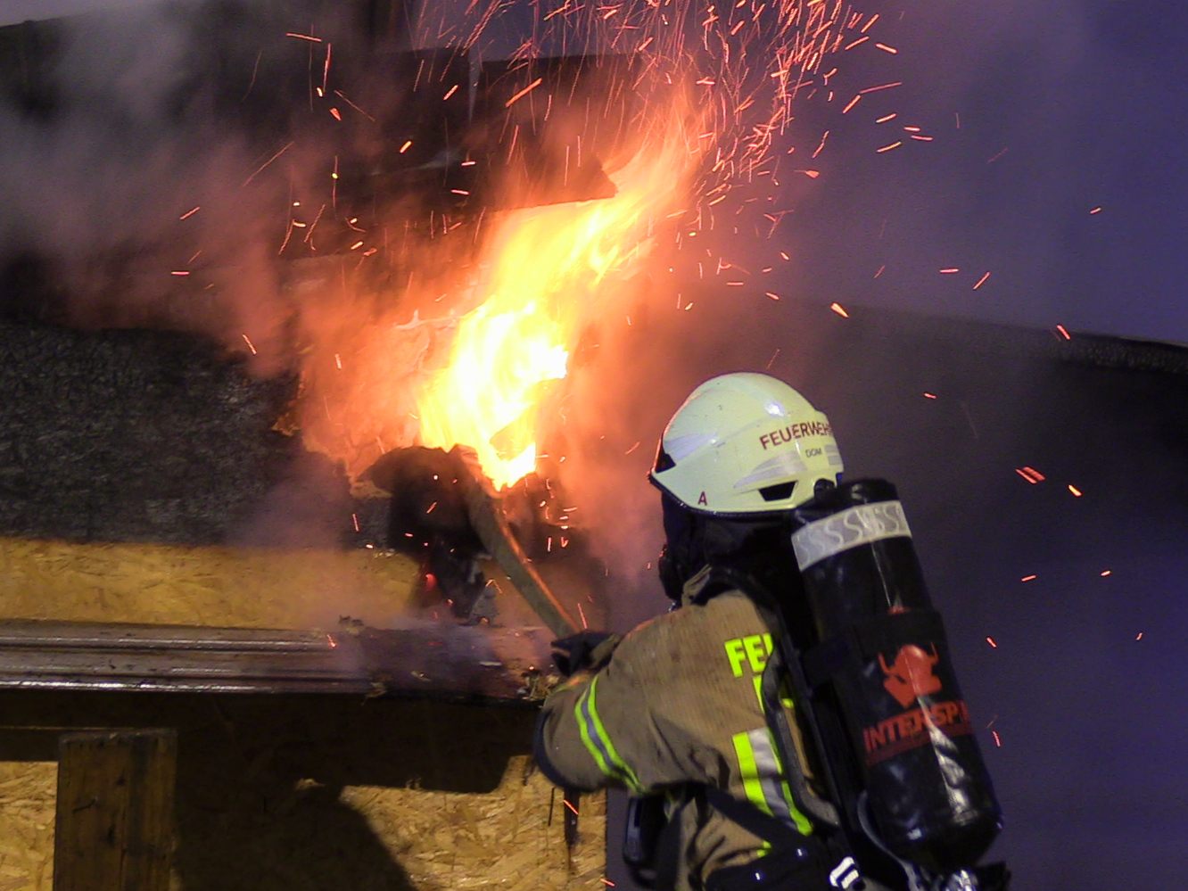 Brand in Riedhütte bei Senderstraße.
