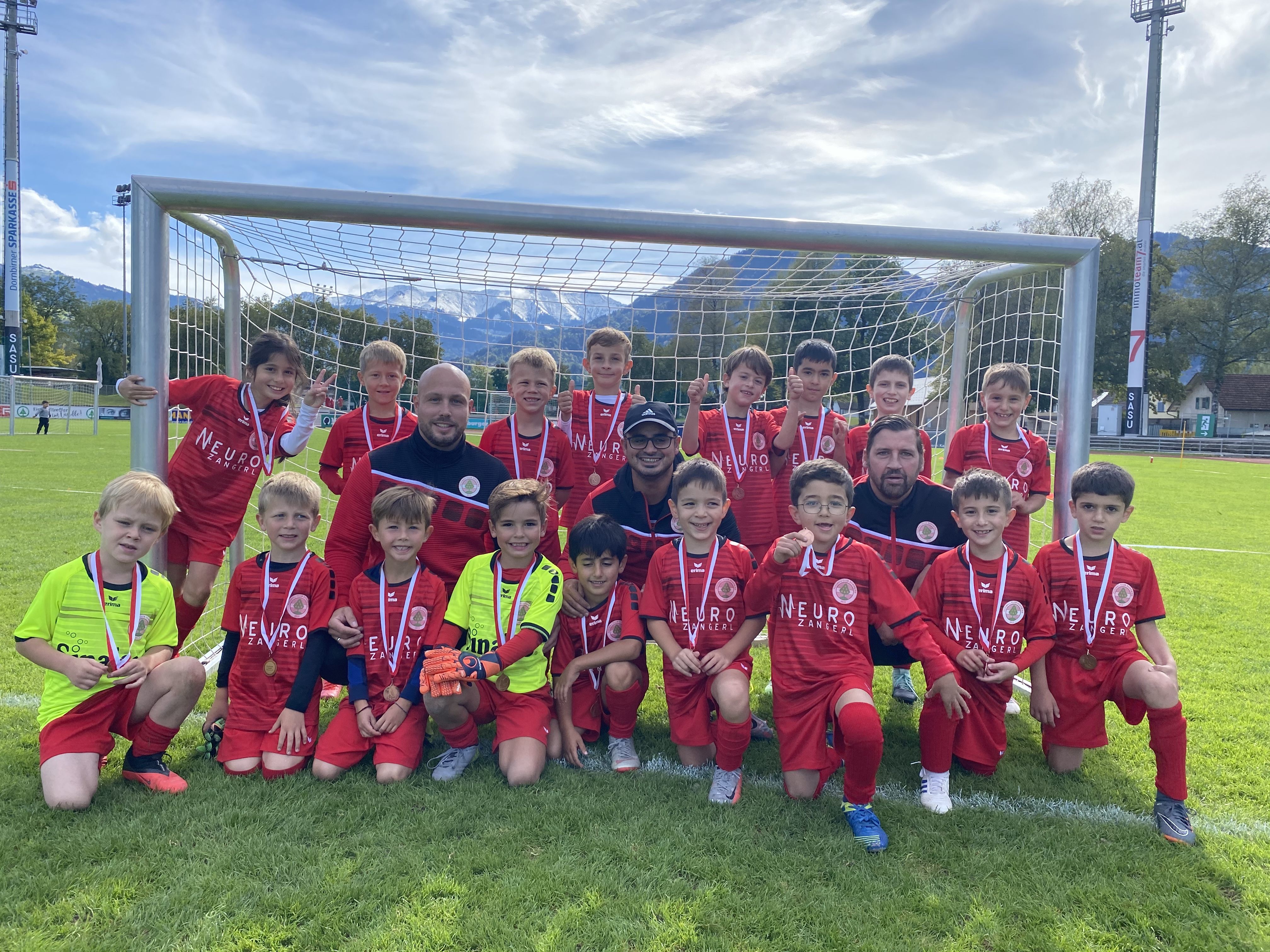 Aydin Akdeniz und sein Trainer-Team vom U8 (Andreas Morscher und Christian Bitriol) freuen sich, dass wenigstens der Nachwuchs endlich wieder trainieren kann. Aydin Akdeniz und sein Trainer-Team vom U8 (Andreas Morscher und Christian Bitriol) freuen sich, dass wenigstens der Nachwuchs endlich wieder trainieren kann.