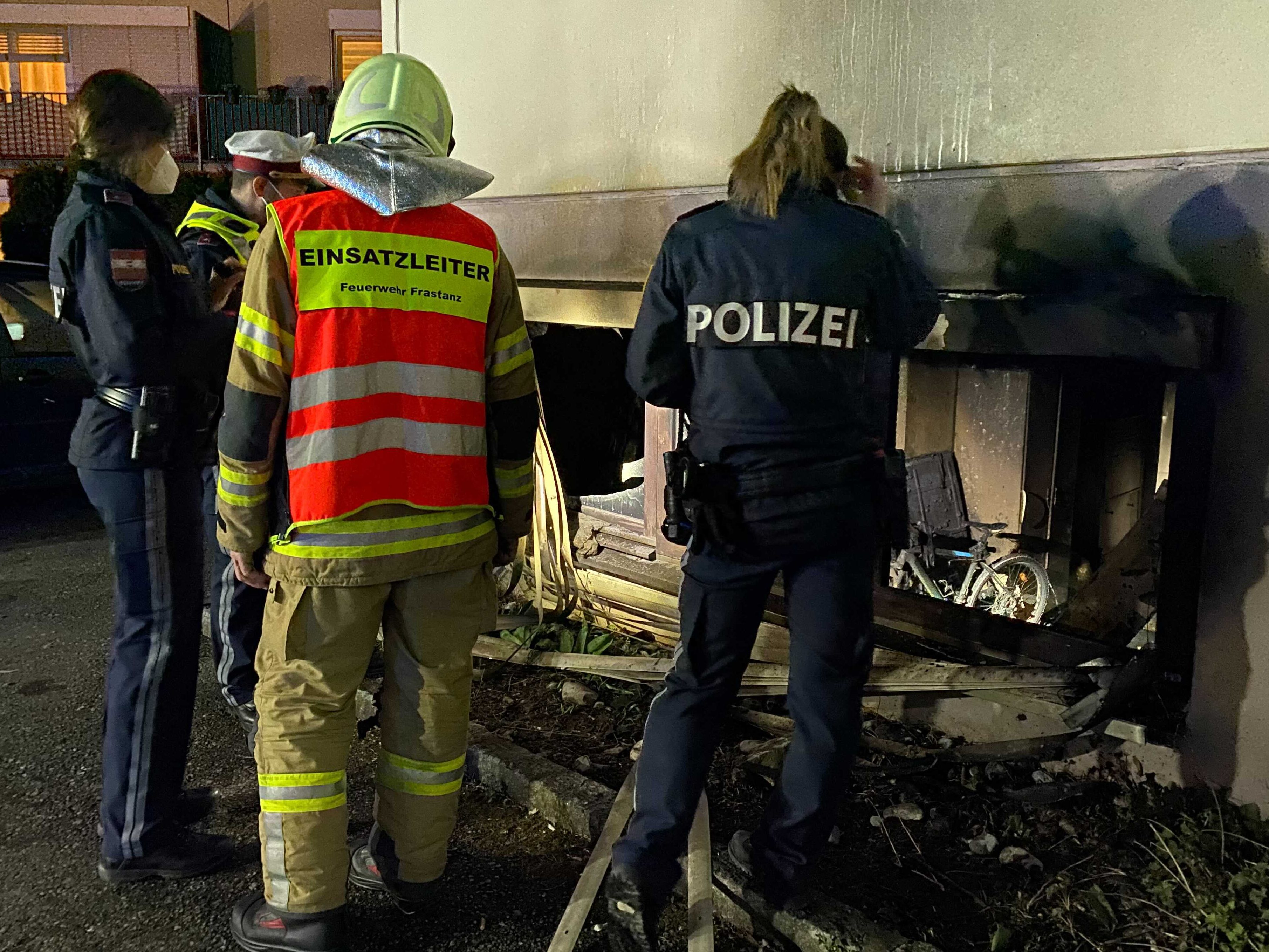 Ein Bewohner konnte laut Informationen der Feuerwehr gerettet werden.