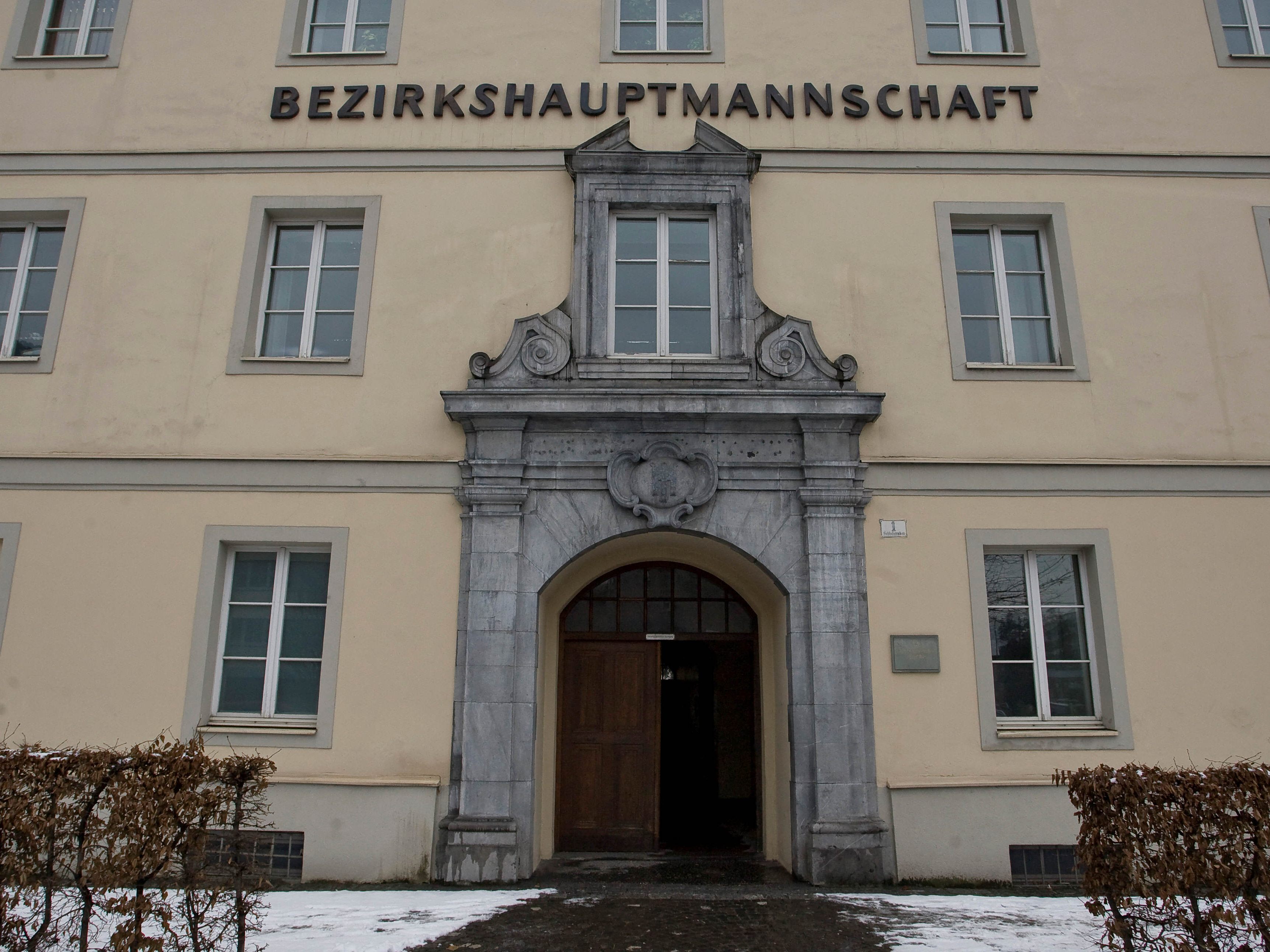 Burtscher, Bezirkshauptmann von Feldkirch, bestätigte gegenüber der Wirtschaftspresseagentur stellvertretend für die vier Vorarlberger Bezirkshauptmannschaften, dass es zu deutlichen Verzögerungen von teilweise bald einem Jahr komme.