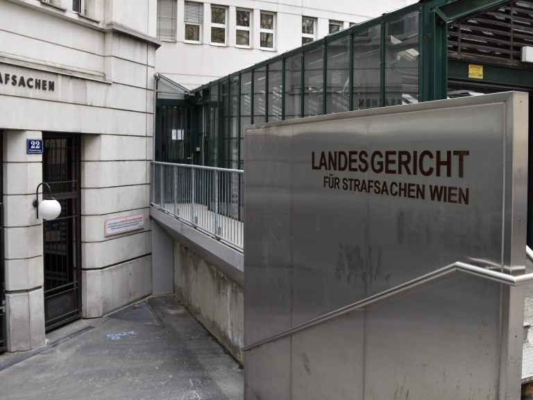 Der ehemalige Pressesprecher im Wiener Rathaus wurde zu einer Geldbuße verurteilt. Der ehemalige Pressesprecher im Wiener Rathaus wurde zu einer Geldbuße verurteilt.