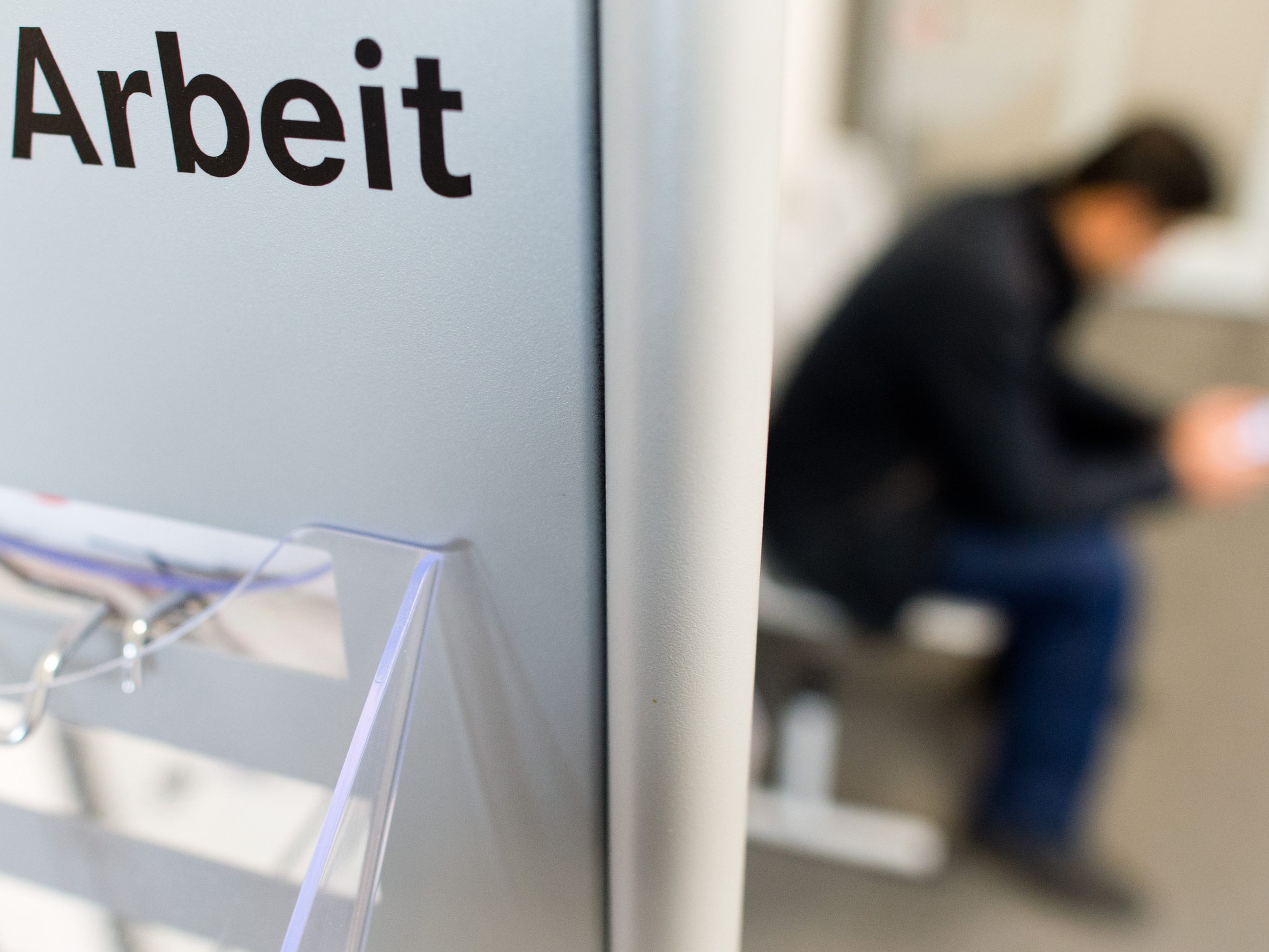 Erstmals unter 400.000 Arbeitslose, zusätzlich 75.000 in Schulungen. Erstmals unter 400.000 Arbeitslose, zusätzlich 75.000 in Schulungen.