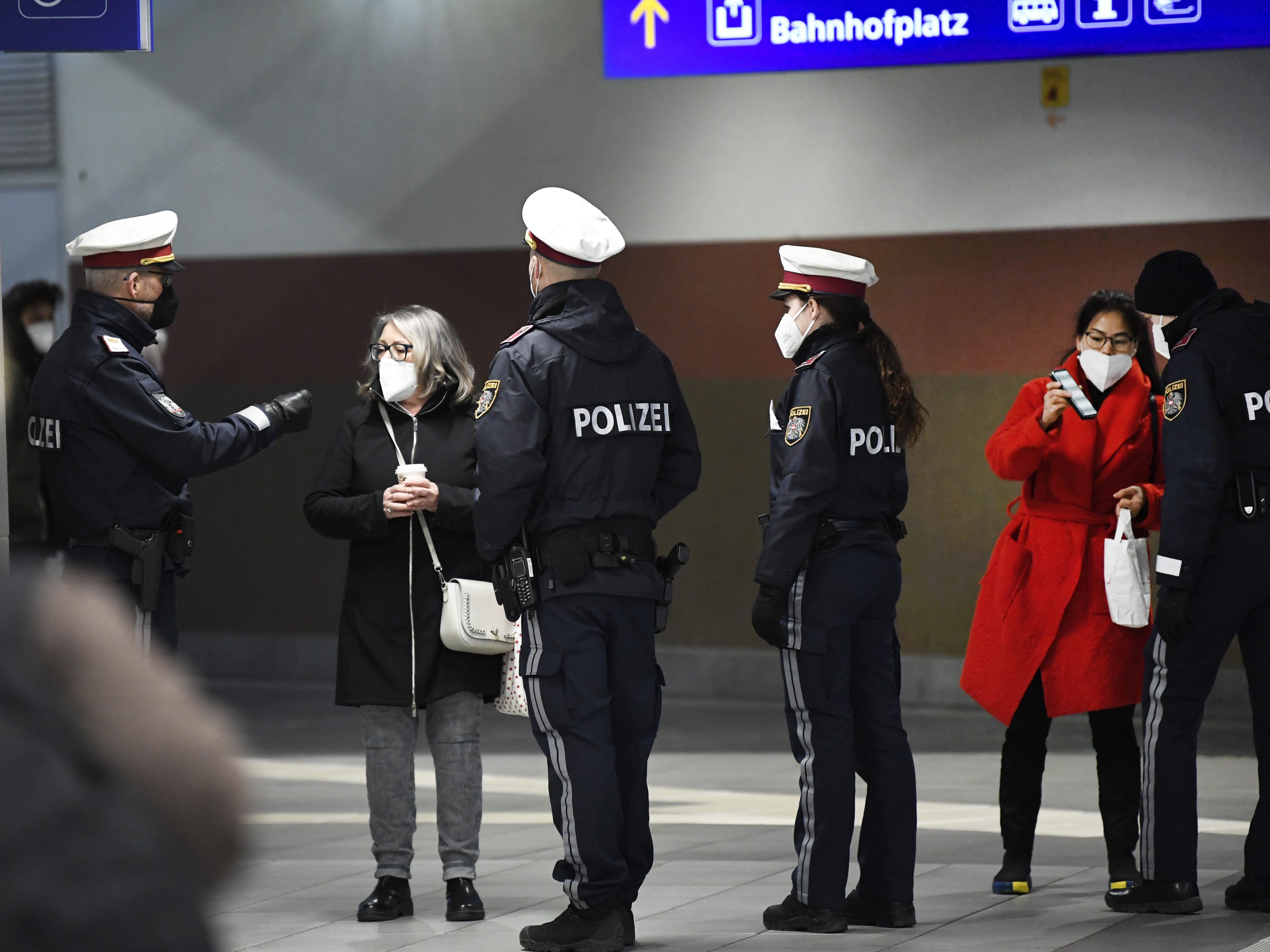 52 Zurückweisungen und eine Anzeige gab es bei den Ausreisekontrollen in Wiener Neustadt. 52 Zurückweisungen und eine Anzeige gab es bei den Ausreisekontrollen in Wiener Neustadt.