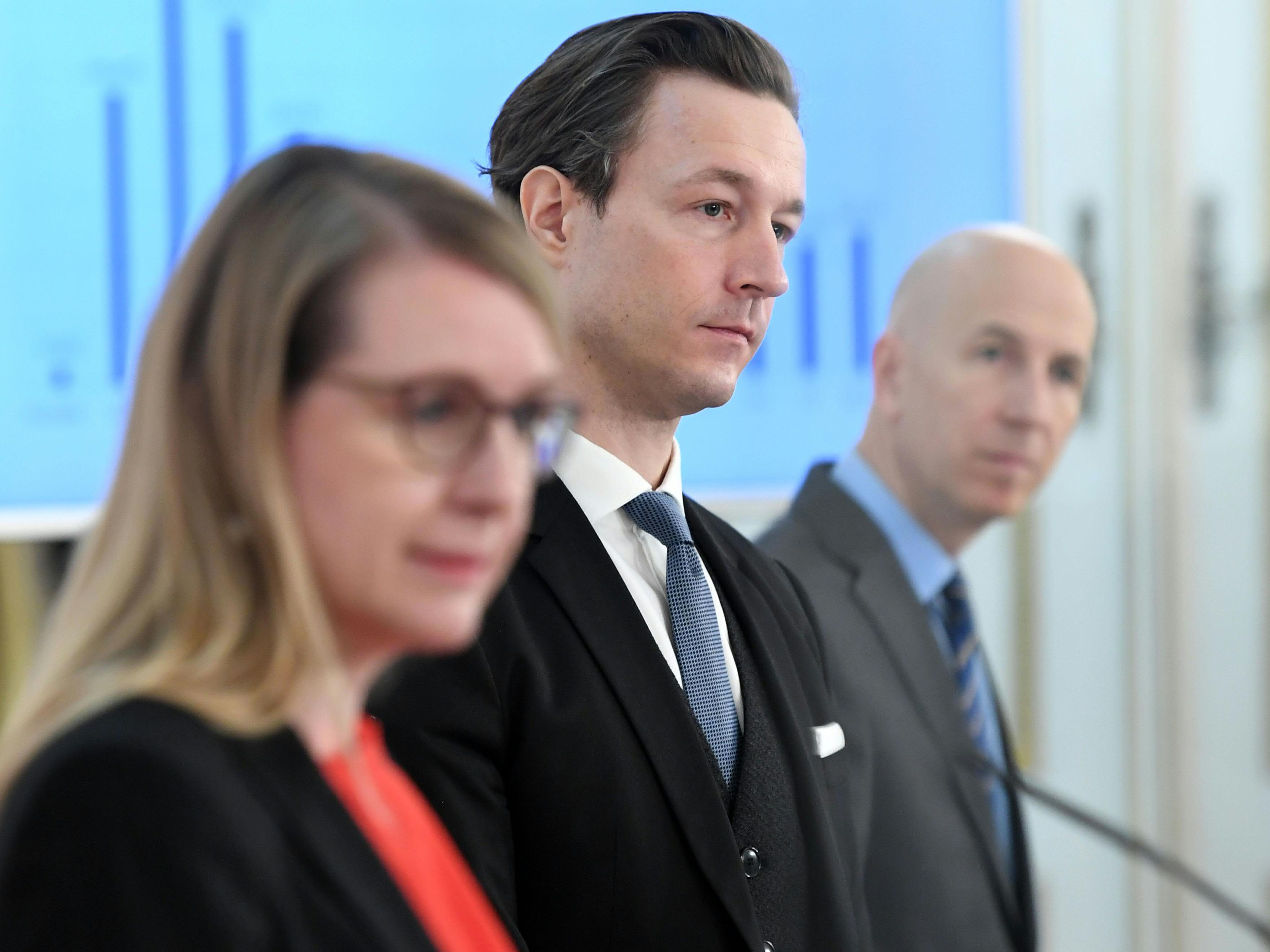 Pressekonferenz mit Schramböck, Blümel und Kocher.