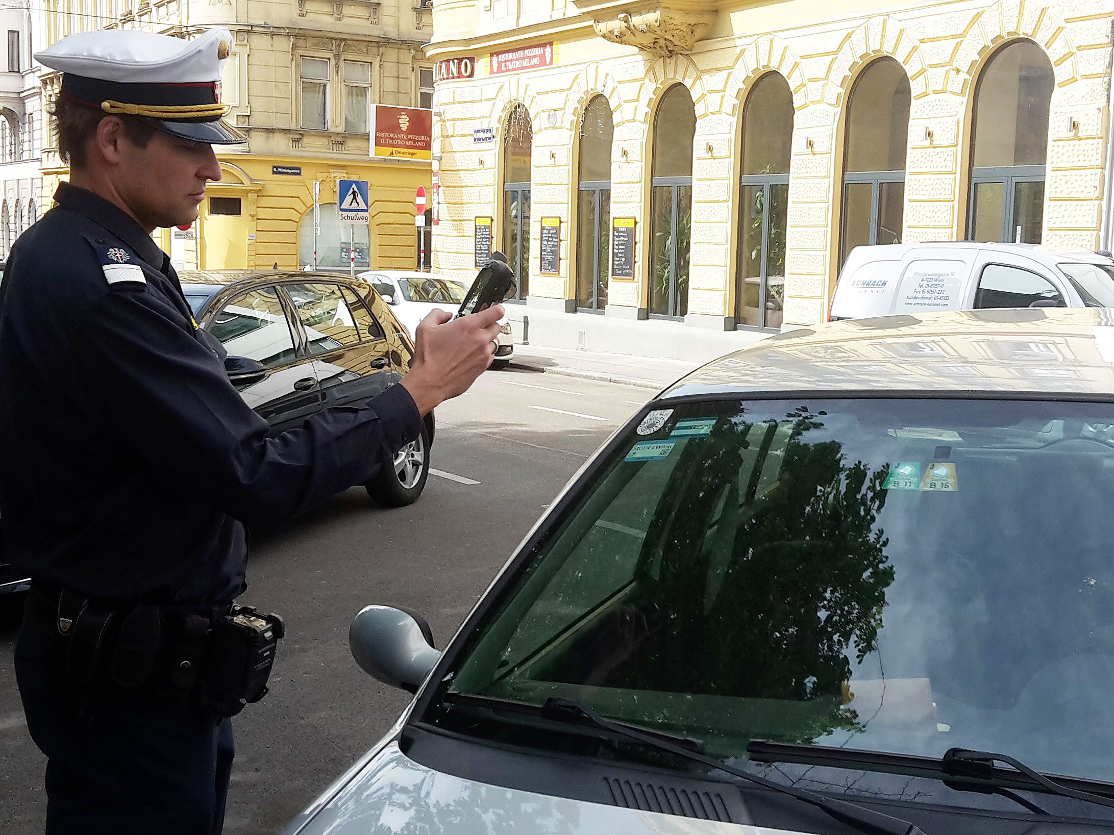 Ein Parksheriff wurde beschimpft und attackiert.