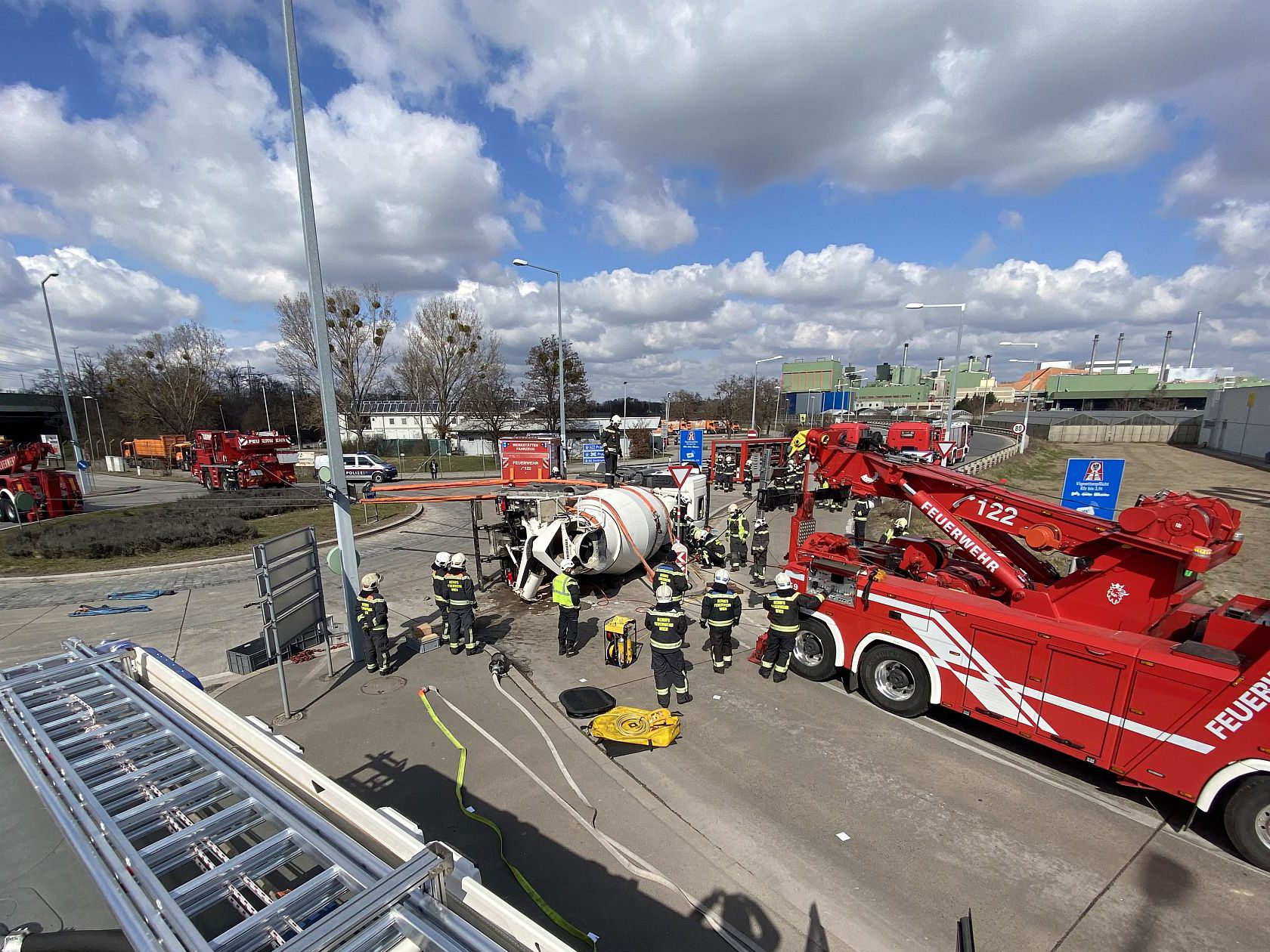 Betonmisch-Lkw in Wiener Kreisverkehr umgekippt.