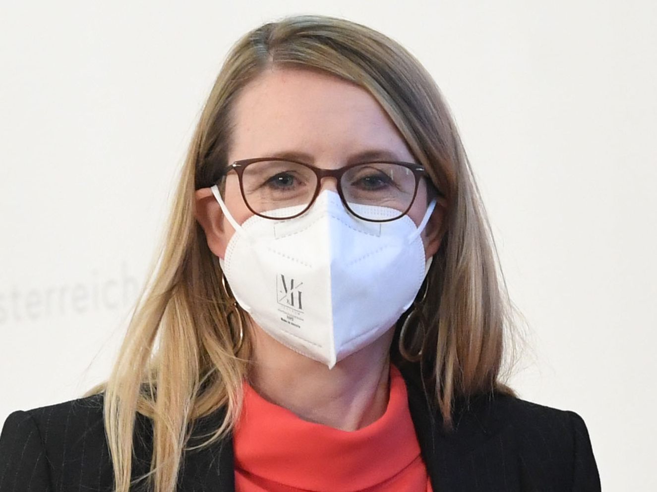 Die Ministerin begab sich in Heimquarantäne.