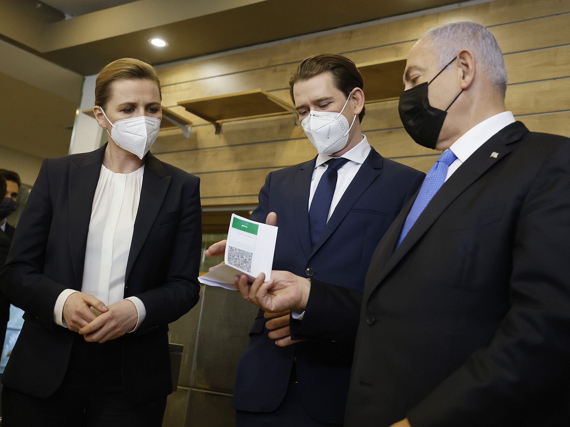 Bundeskanzler Kurz und seine dänische Amtskollegin Mette Frederiksen (l.) treffen am Donnerstag im Rahmen einer eintägigen Visite in Israel mit Premier Benjamin Netanyahu (r.) zu einem Gespräch in Jerusalem zusammen. Bundeskanzler Kurz und seine dänische Amtskollegin Mette Frederiksen (l.) treffen am Donnerstag im Rahmen einer eintägigen Visite in Israel mit Premier Benjamin Netanyahu (r.) zu einem Gespräch in Jerusalem zusammen.
