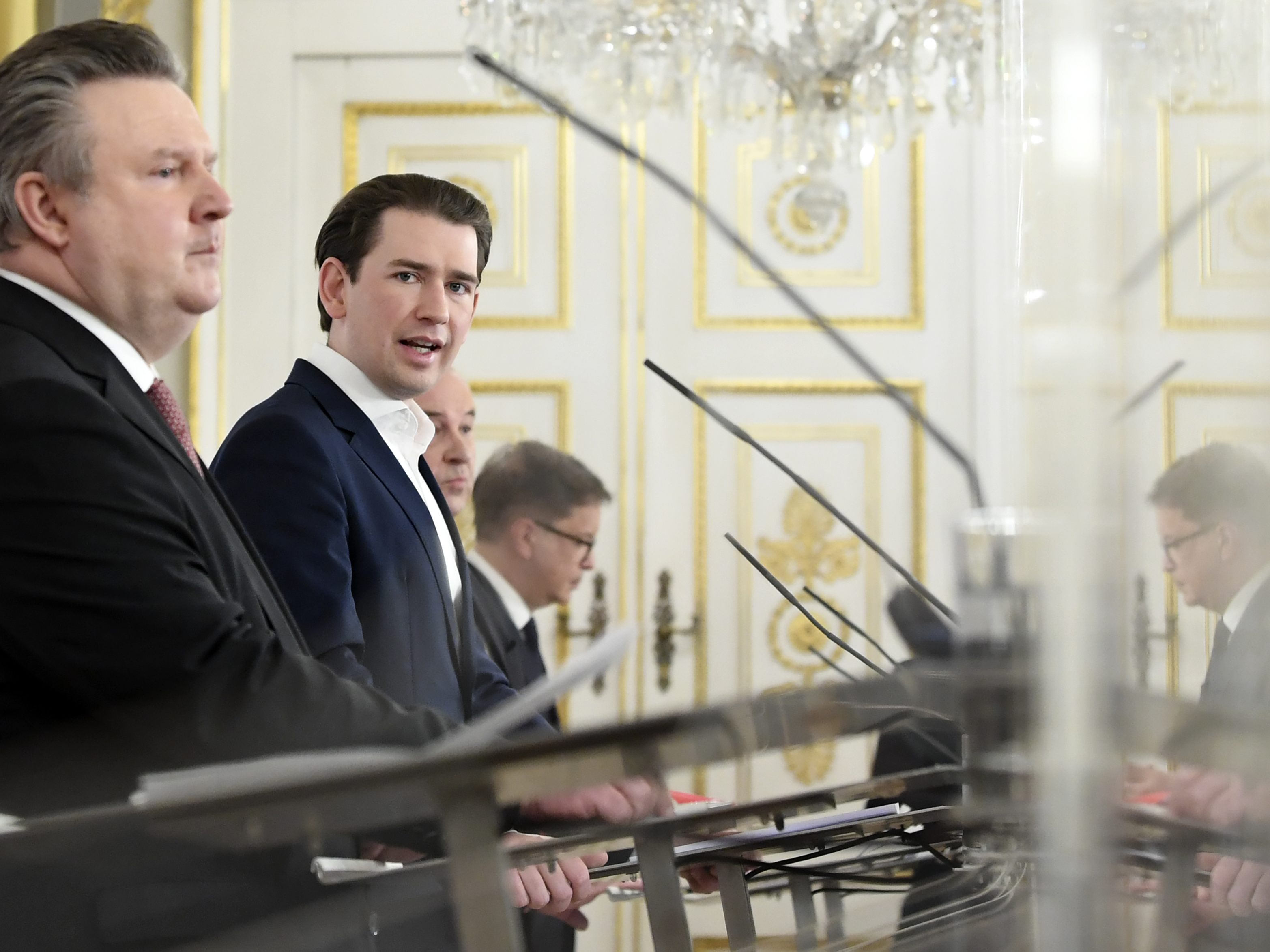Die Regierung verkündete die Ergebnisse des Corona-Gipfels. Die Regierung verkündete die Ergebnisse des Corona-Gipfels.
