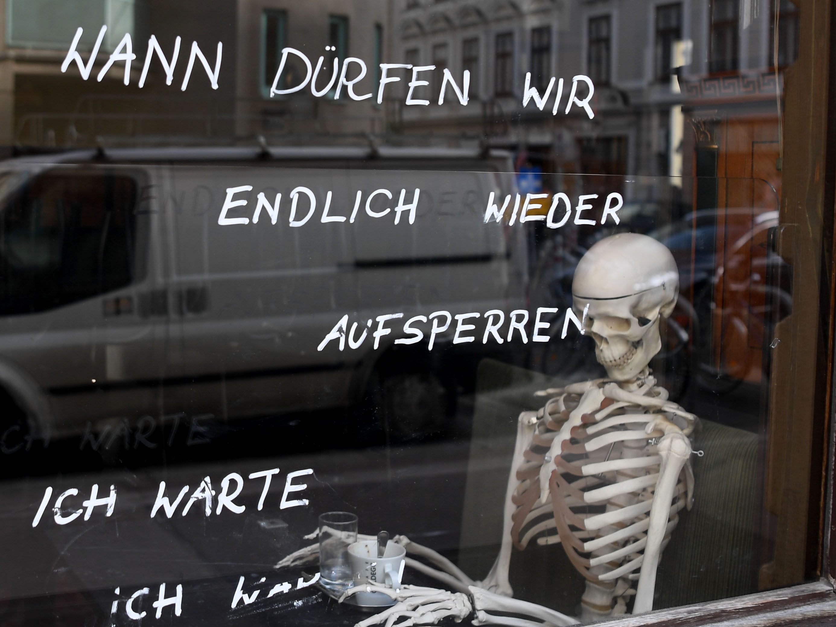 Die Lockdown-Regeln werden bis Sonntag verlängert. Die Lockdown-Regeln werden bis Sonntag verlängert.