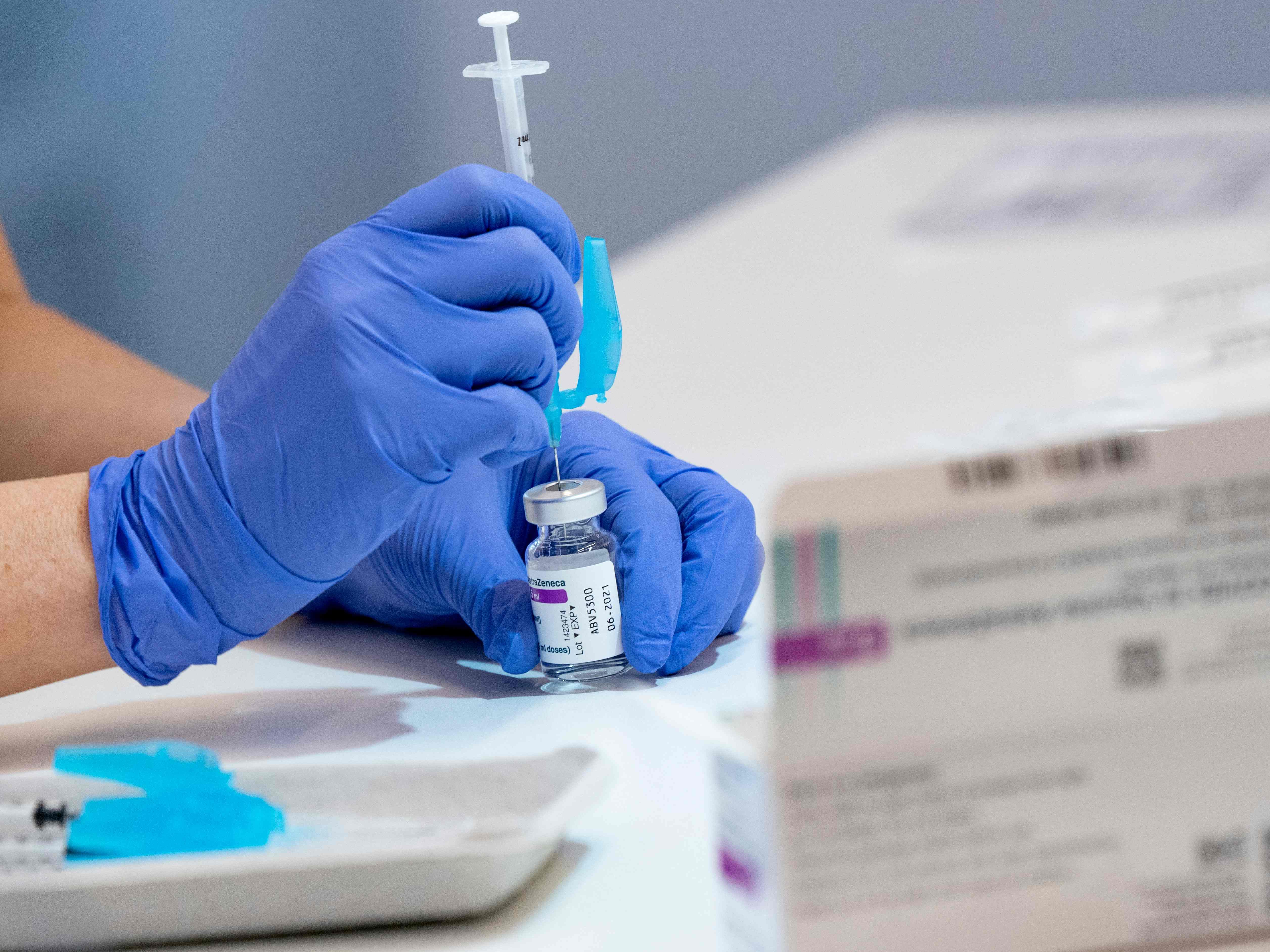 Das AKH und das Bundesamt für Sicherheit im Gesundheitswesen (BASG) hatten bisher keinen Zusammenhang zwischen dem Ableben der Frau und dem Impfstoff hergestellt. Das AKH und das Bundesamt für Sicherheit im Gesundheitswesen (BASG) hatten bisher keinen Zusammenhang zwischen dem Ableben der Frau und dem Impfstoff hergestellt.