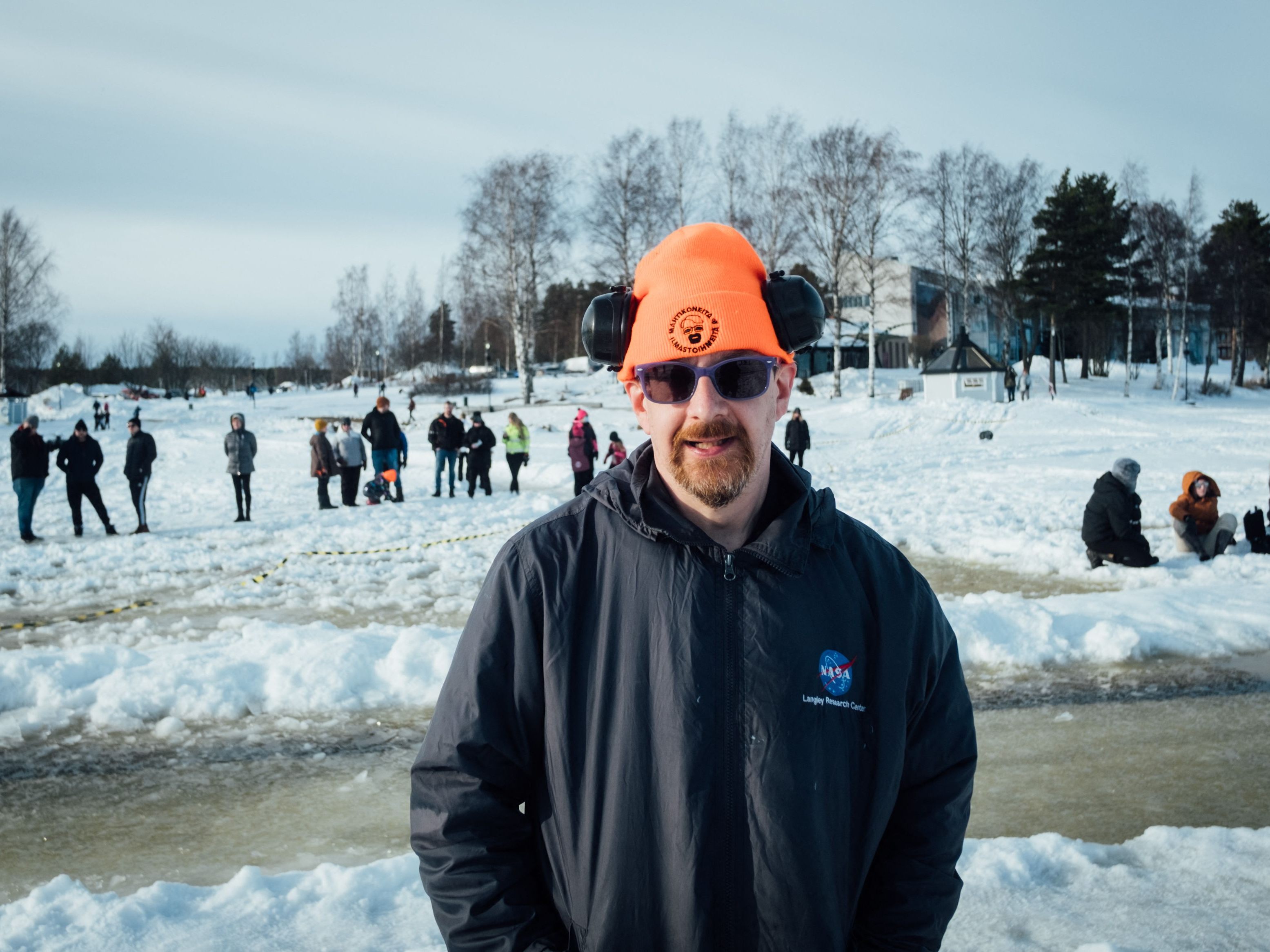 Auf einem zugefrorenen See in Finnland soll das größte Eiskarussell entstehen.