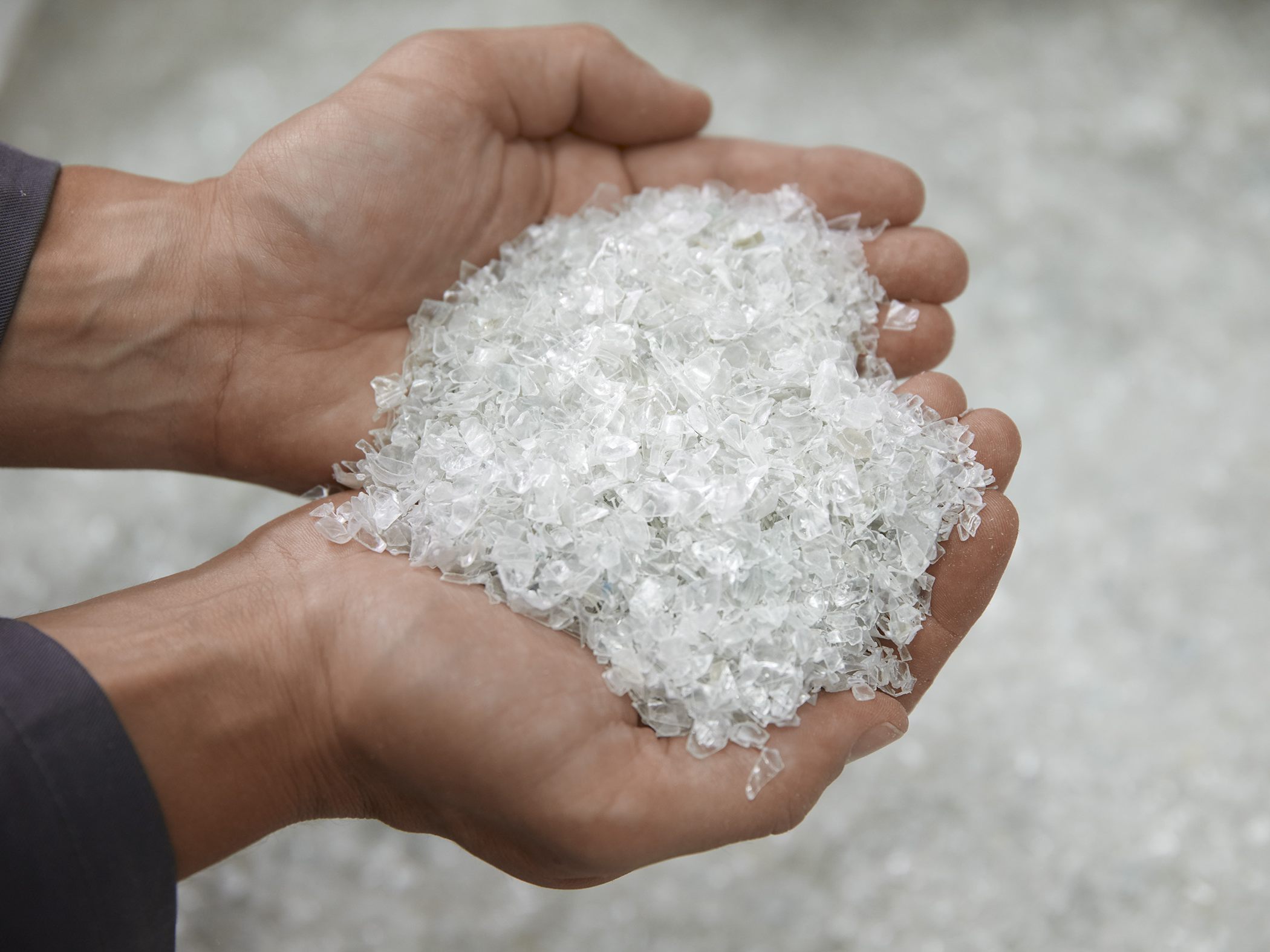 ALPLA UK bezieht künftig PET-Recyclingmaterial aus der Region und stärkt so die lokale Kreislaufwirtschaft. // ALPLA UK will in future source PET recycling material regionally to strengthen the local circular economy.