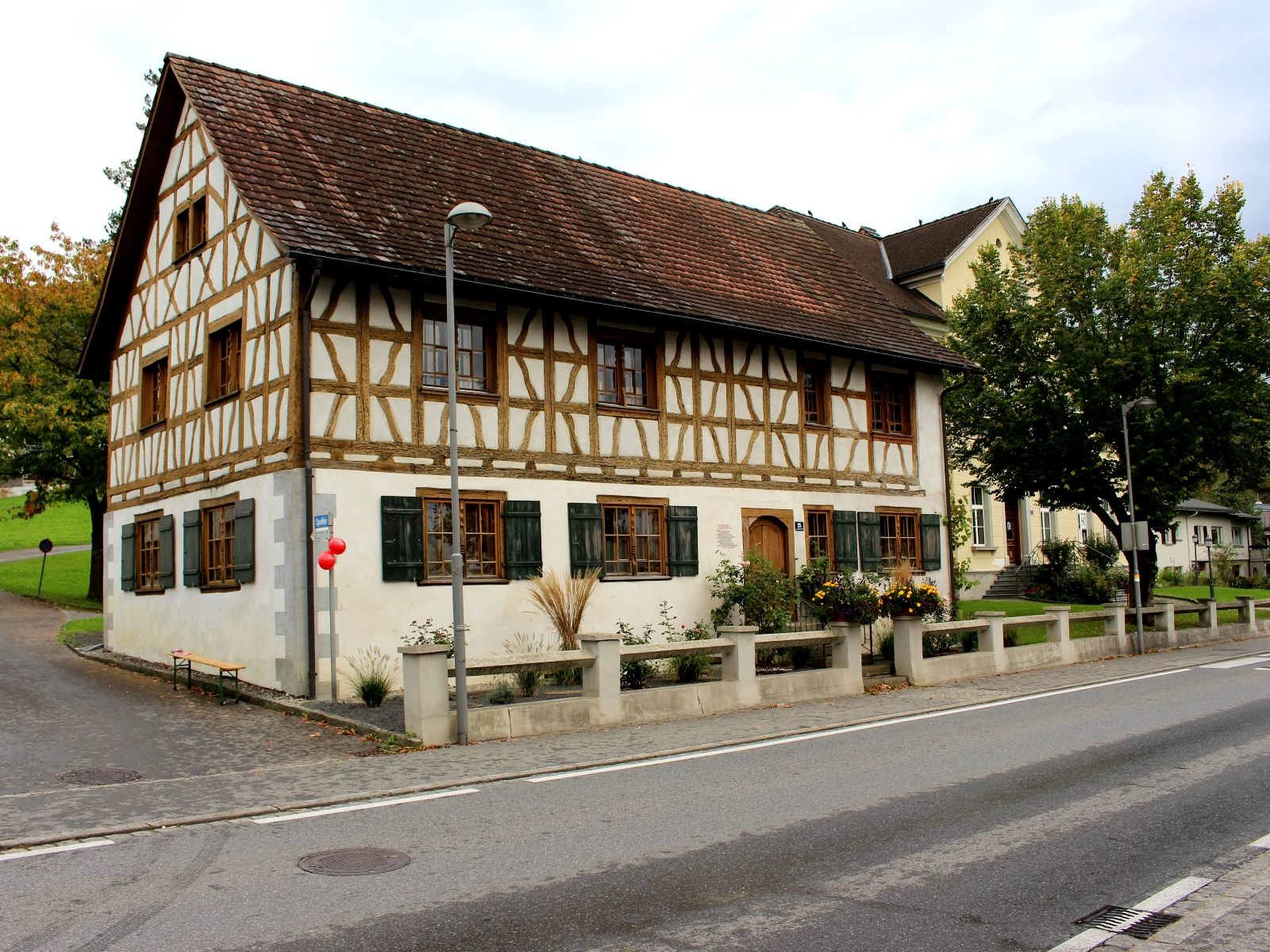 Das „Alte Schulhüsle“ aus dem Jahre 1775 präsentiert sich nach erfolgreicher Revitalisierung im Jahr 1995 heute als historische Kostbarkeit im Lochauer Ortszentrum. Das „Alte Schulhüsle“ aus dem Jahre 1775 präsentiert sich nach erfolgreicher Revitalisierung im Jahr 1995 heute als historische Kostbarkeit im Lochauer Ortszentrum.