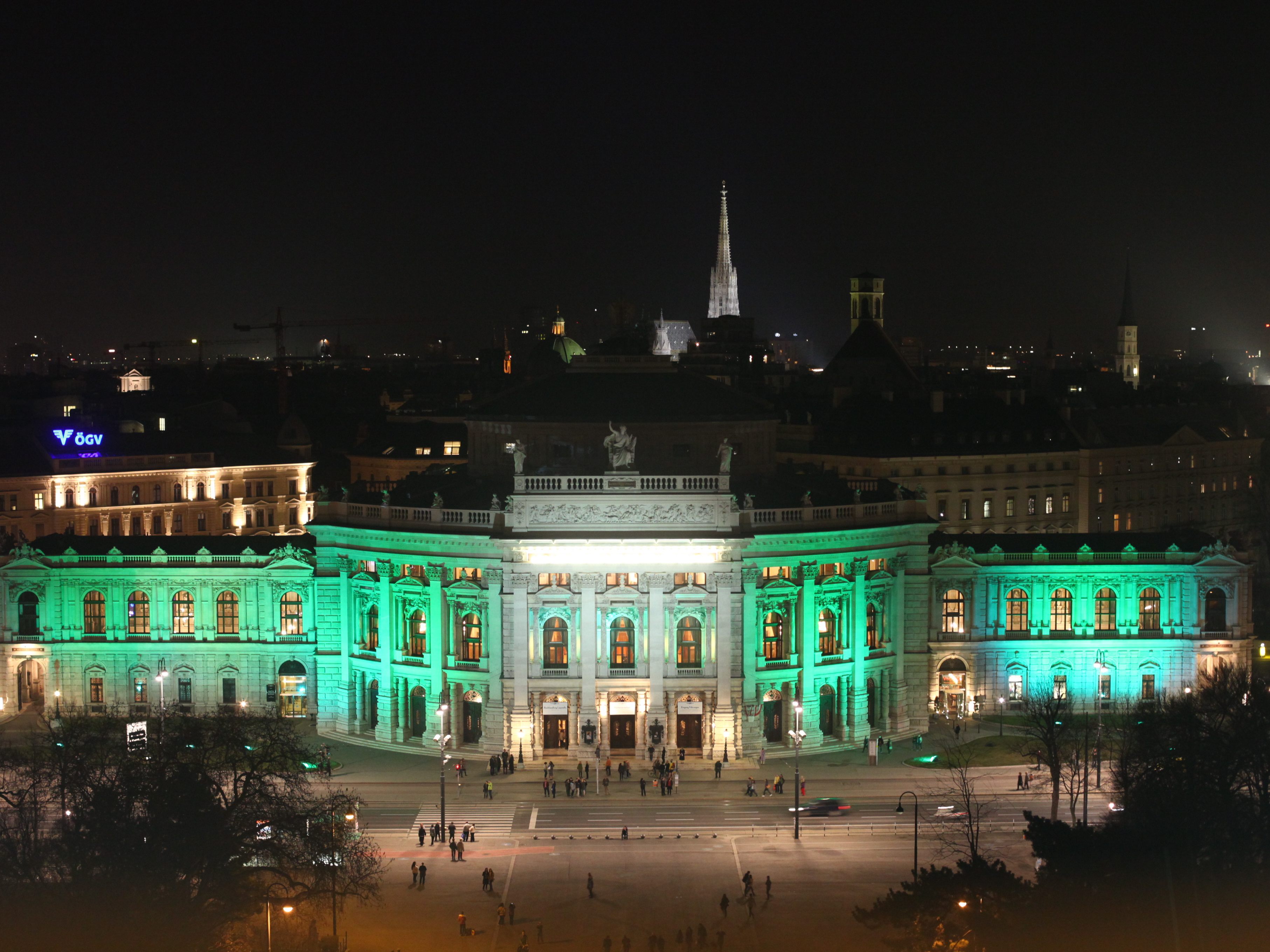 Am Saint Patrick's Day werden auch in Österreich Gebäude, wie das Burgtheater in Wien, grün angestrahlt.