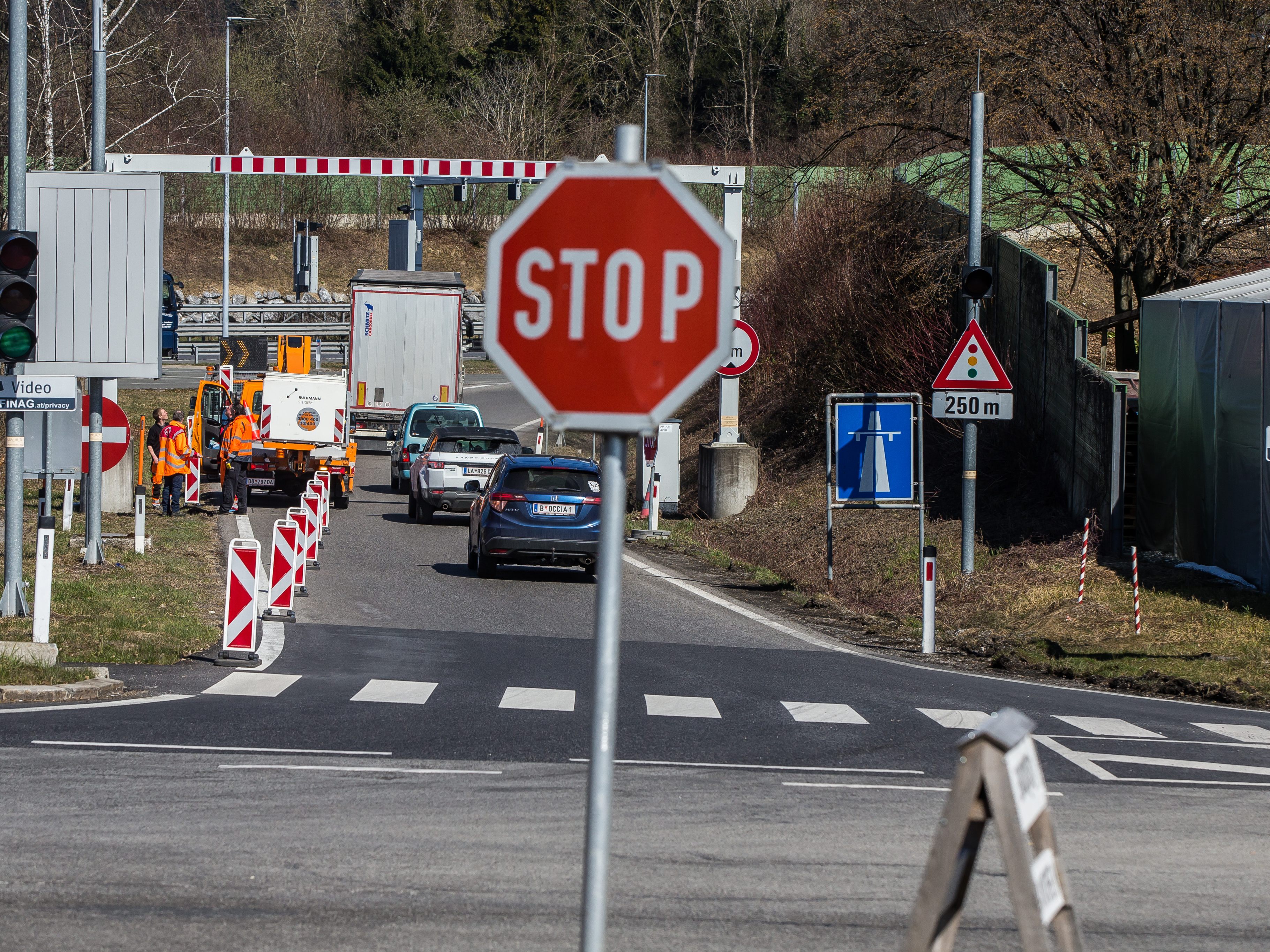 Die Maßnahmen treten ab Donnerstag, 25. März 2021, um 00.00 Uhr in Kraft.