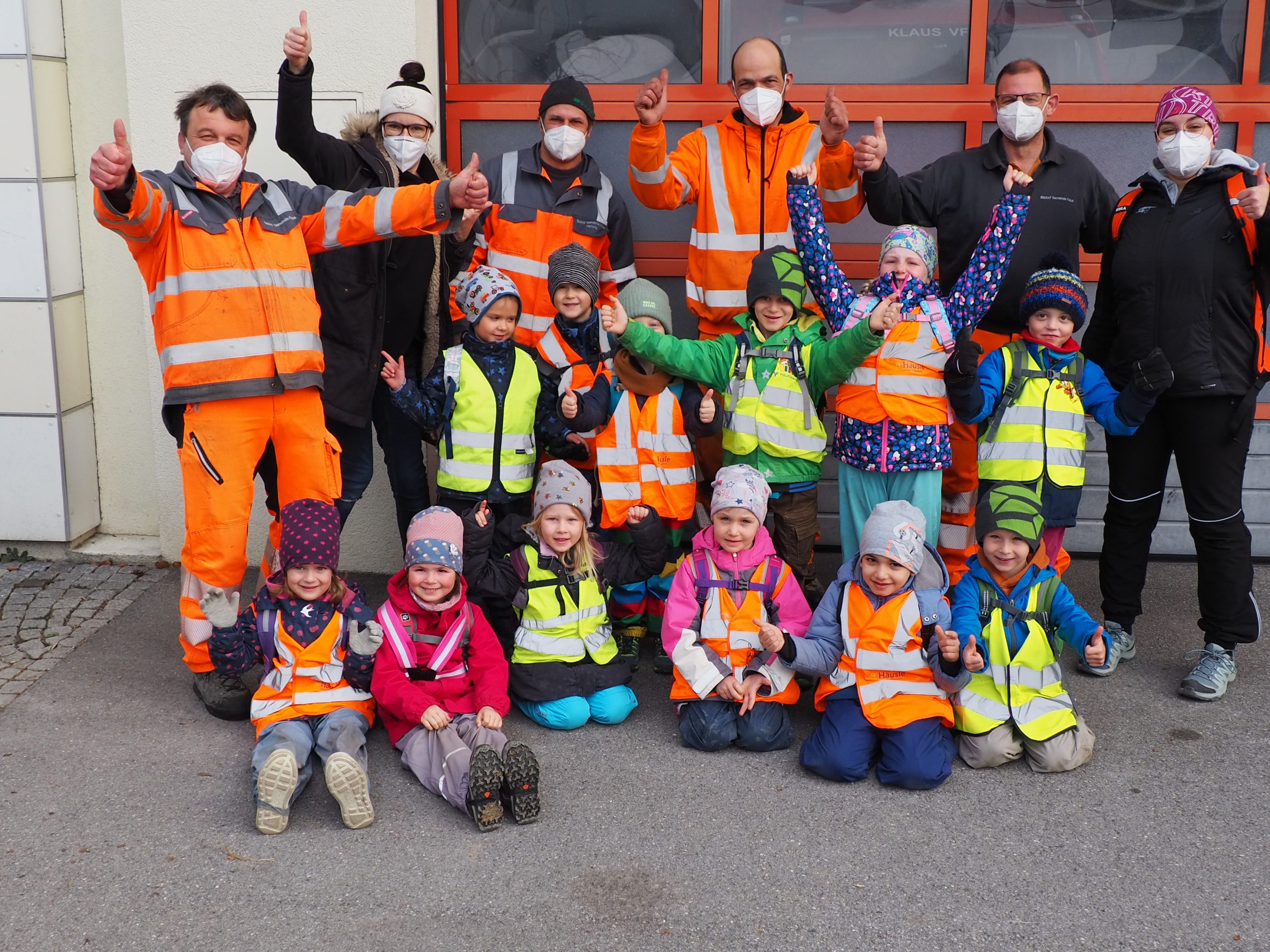 Der Kindergarten überbrachte Geschenke an das Bauhofteam Der Kindergarten überbrachte Geschenke an das Bauhofteam
