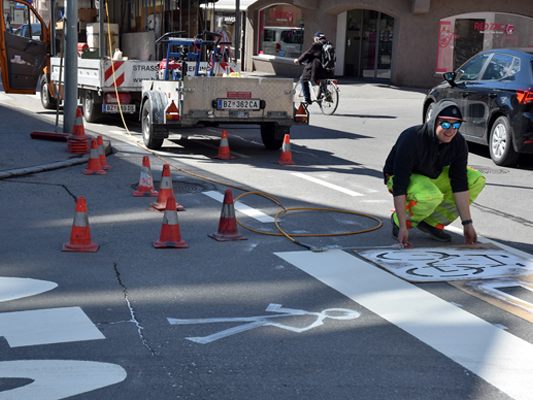 Die neuen Bodenmarkierungen bei der Einfahrt in die Wichnerstraße sollen für mehr Sicherheit aller Verkehrsteilnehmenden sorgen. Die neuen Bodenmarkierungen bei der Einfahrt in die Wichnerstraße sollen für mehr Sicherheit aller Verkehrsteilnehmenden sorgen.