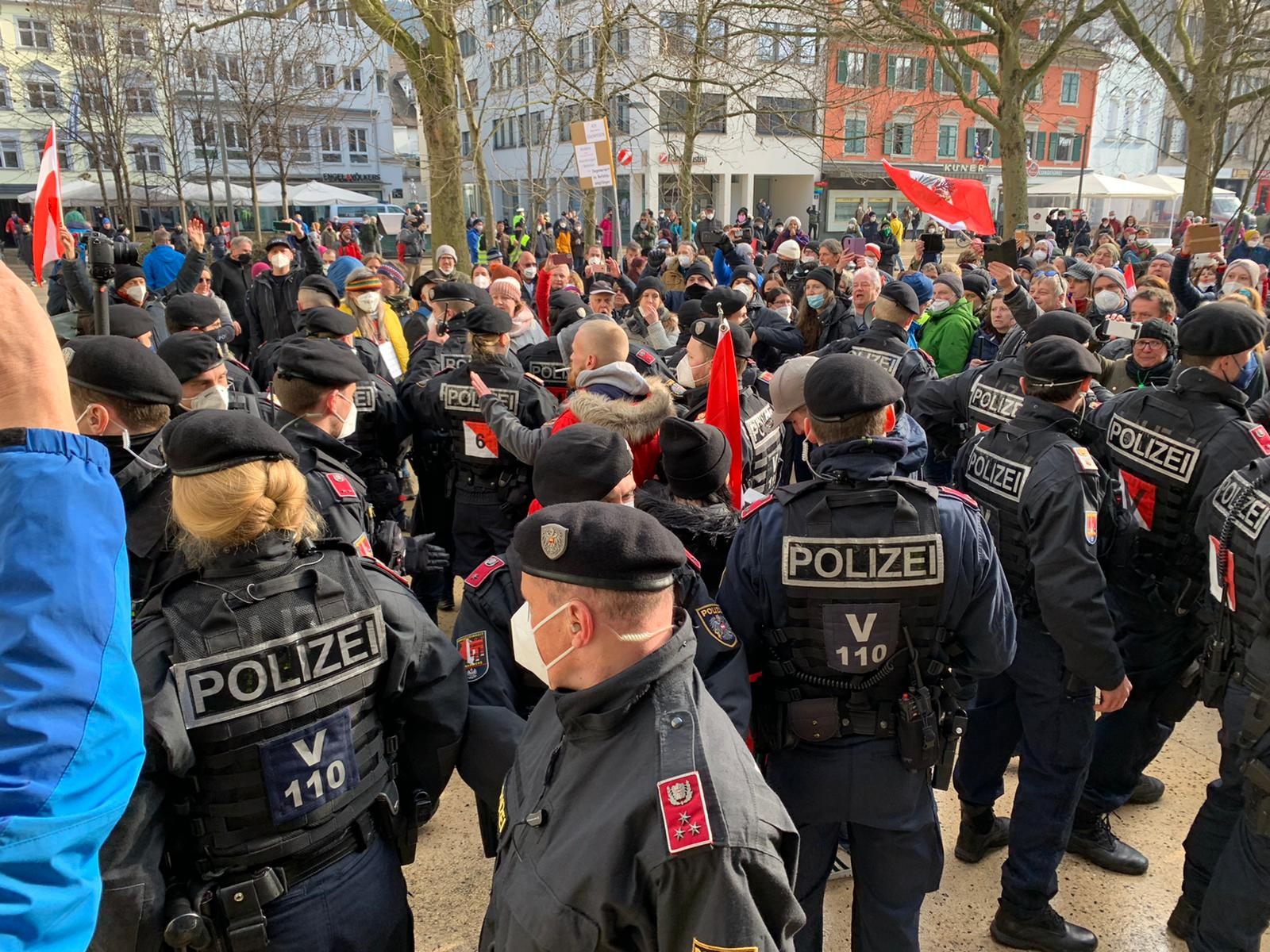 Zahlreiche Polizisten standen zahlreichen Demonstranten gegenüber