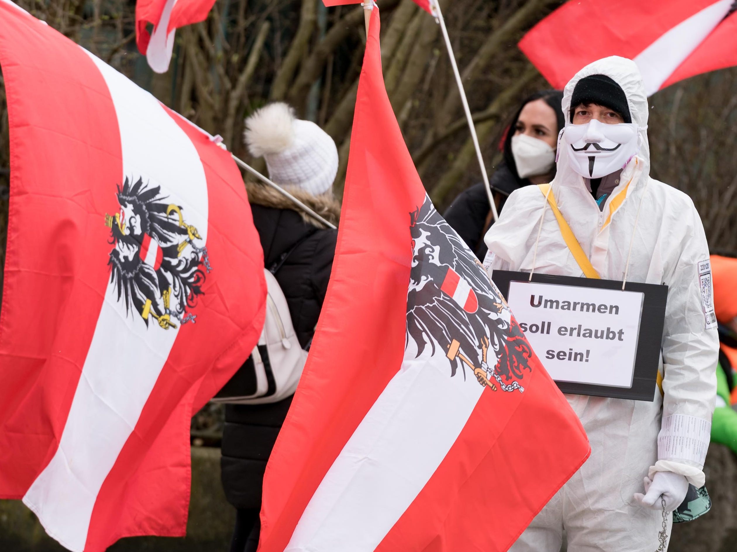 Rund 300 Teilnehmer nahmen am Sonntag an der Corona-Demo teil. Rund 300 Teilnehmer nahmen am Sonntag an der Corona-Demo teil.