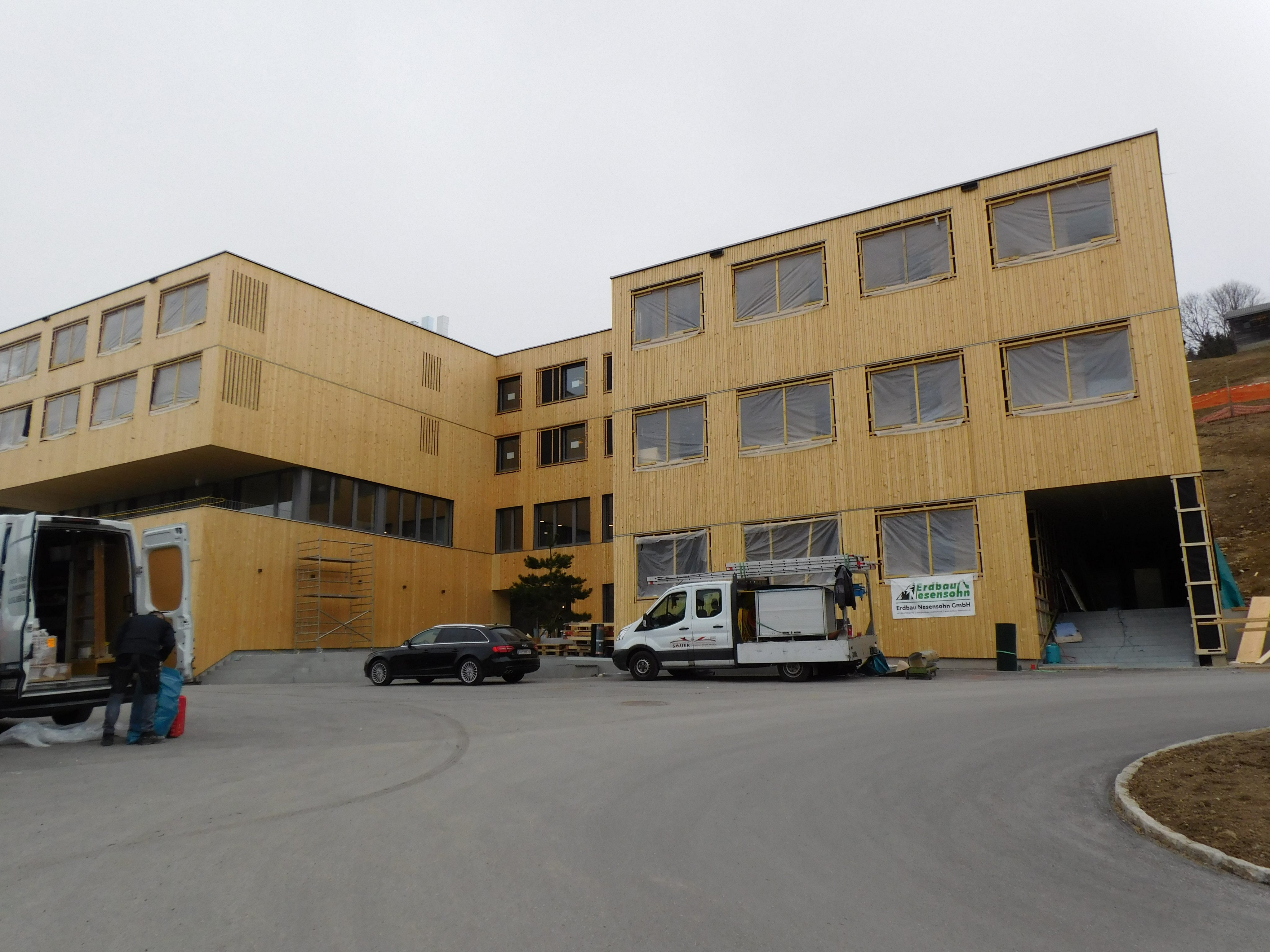 Noch sind am Jufa-Hotel in Laterns die Bauarbeiter mit dem Feinschliff beschäftigt