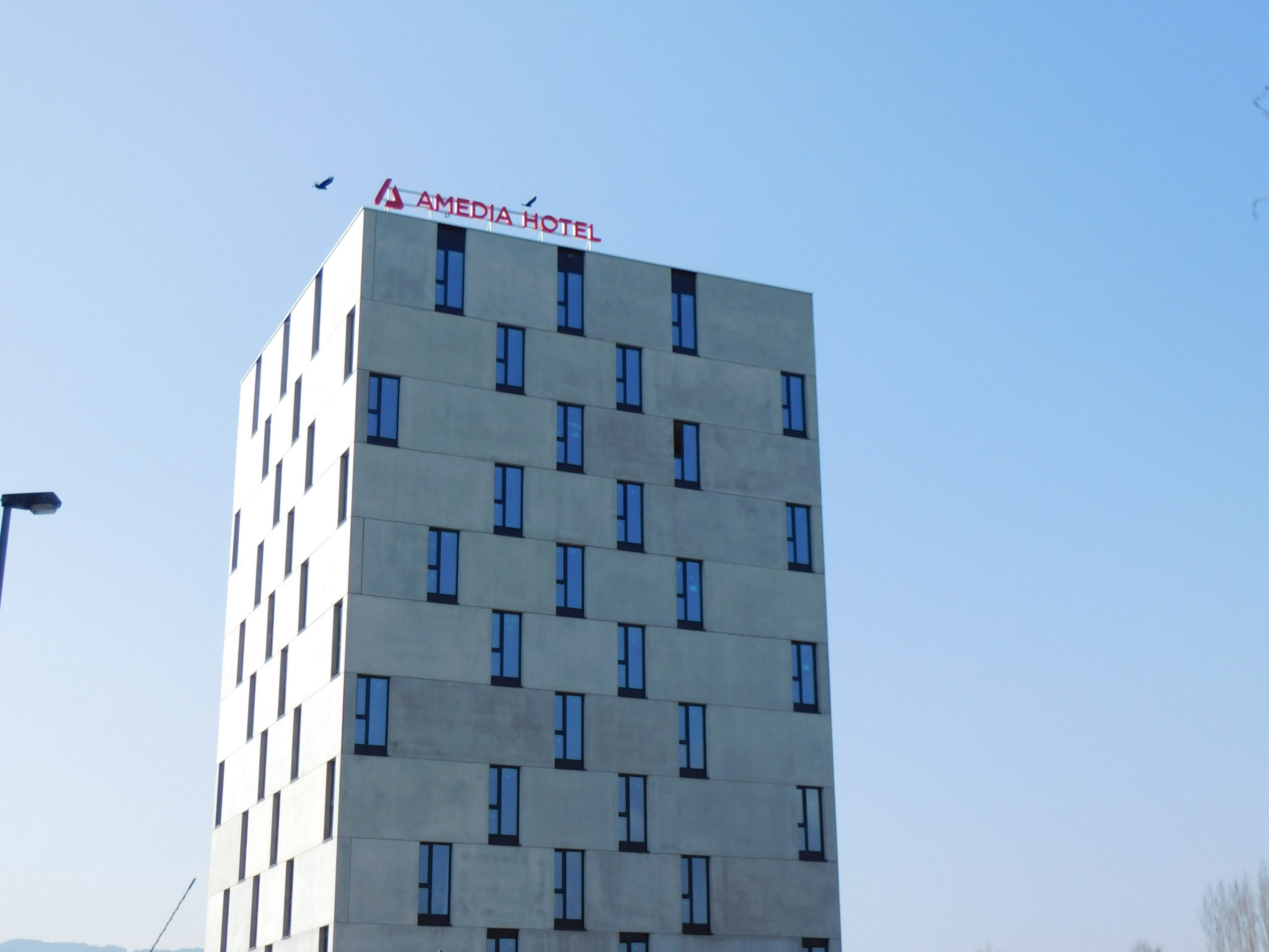 Die Werbeanlagen am neuen Hotel im Millenniumspark wurden in den vergangenen Wochen angebracht Die Werbeanlagen am neuen Hotel im Millenniumspark wurden in den vergangenen Wochen angebracht