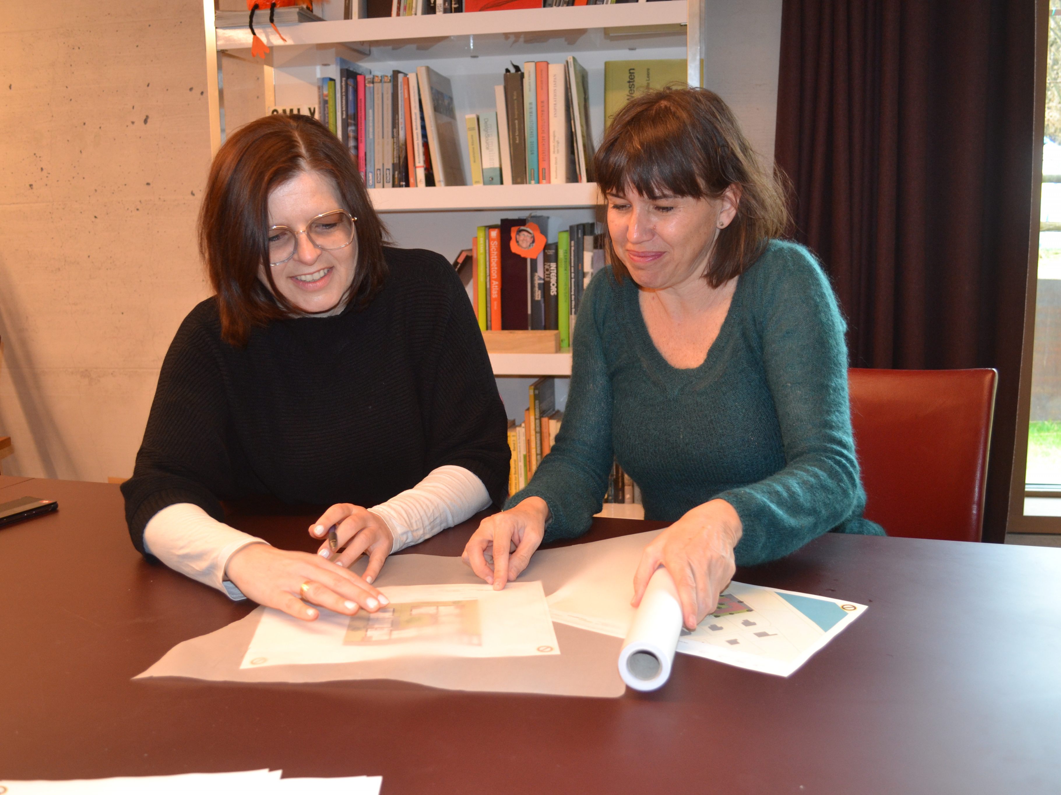 Daniela Viktoria Jochum sowie Carmen Schrötter-Lenzi planen „i dr Siedlig“ das Projekt einer privaten Baugruppe um.